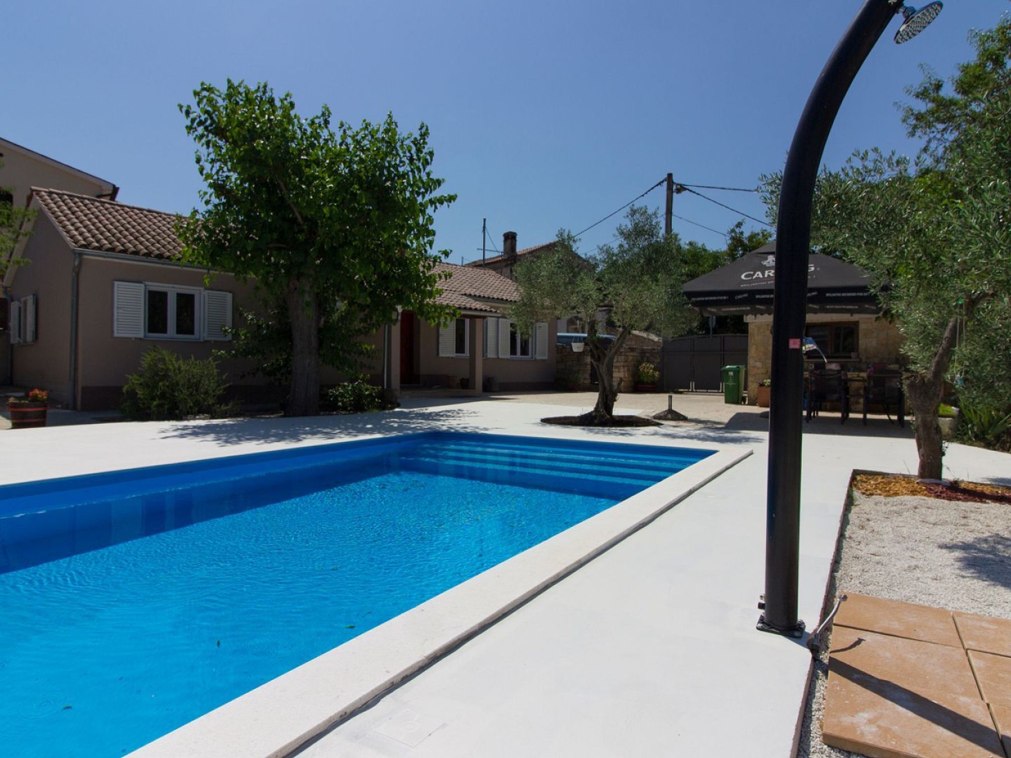 AQUA mit Pool-Dedans