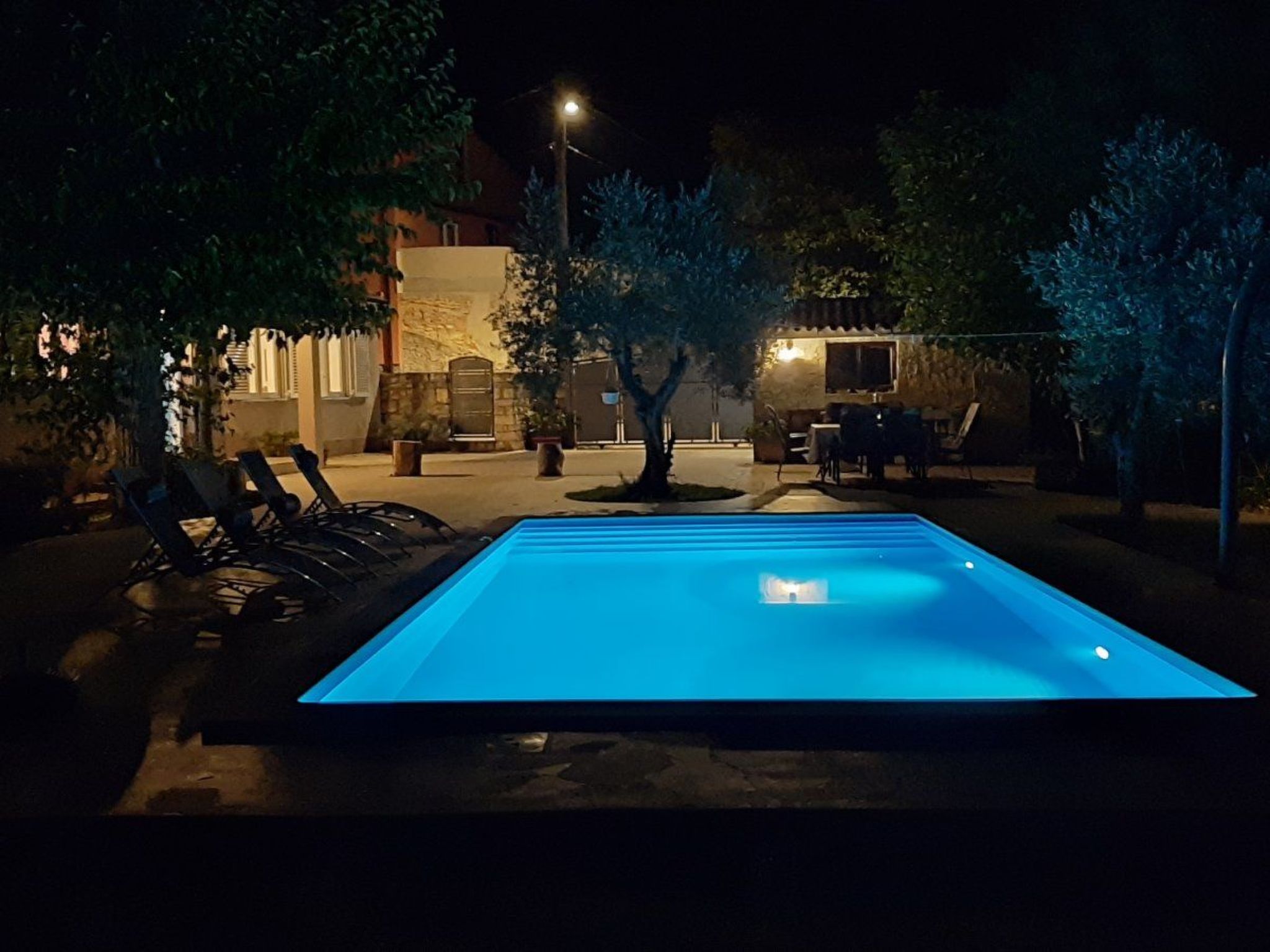 AQUA mit Pool-Dedans