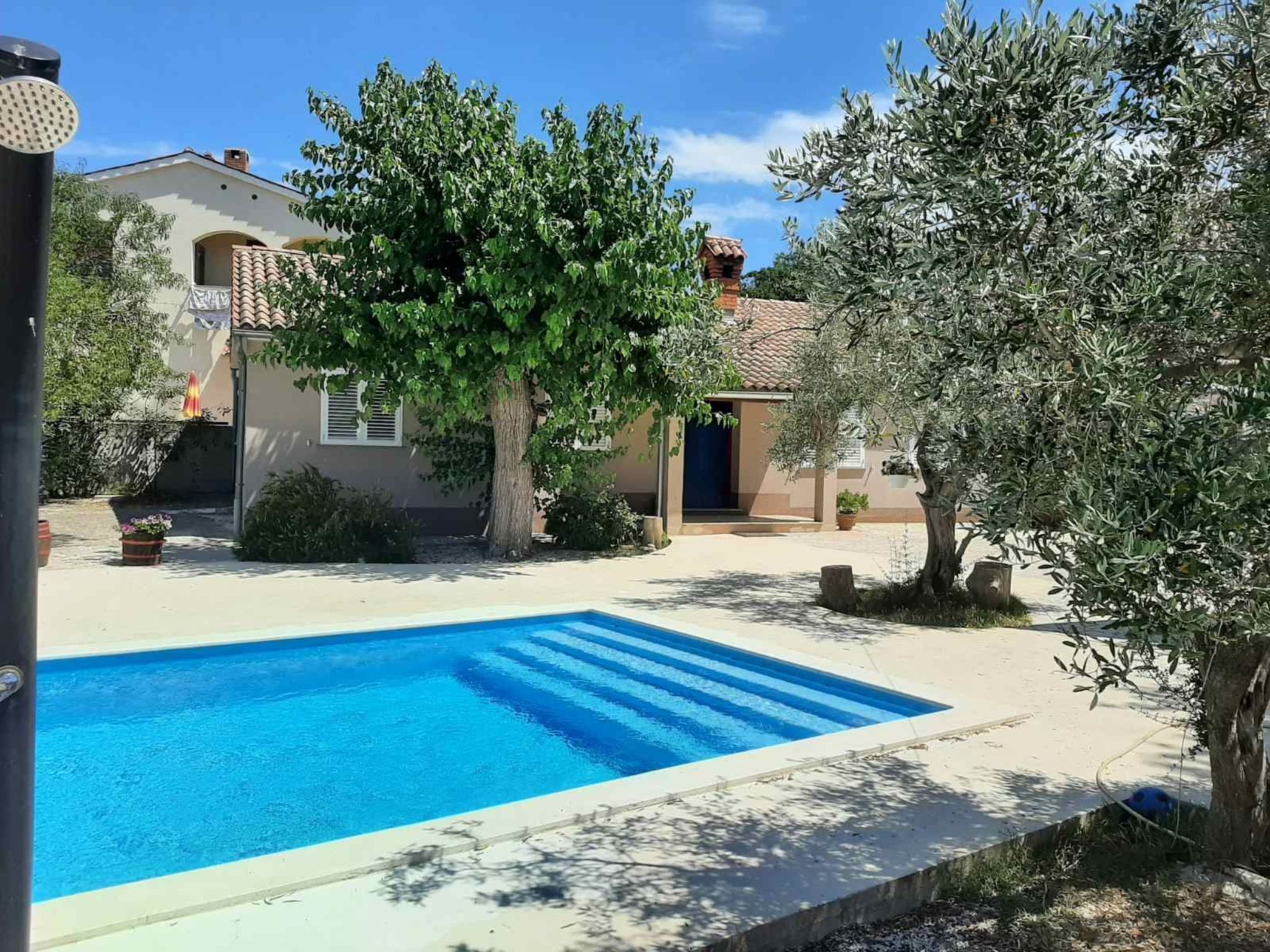 AQUA mit Pool-Dedans