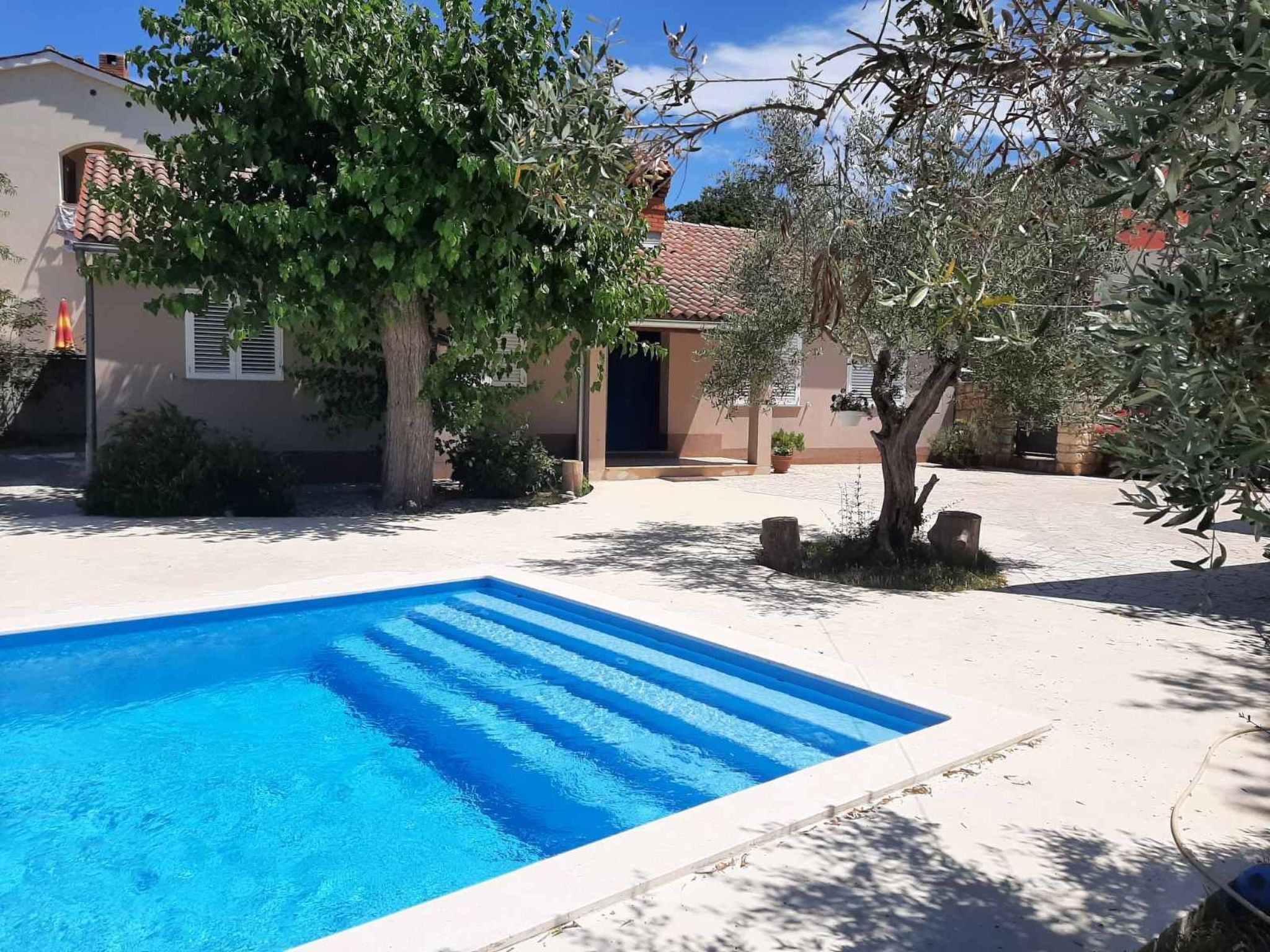 AQUA mit Pool-Dedans