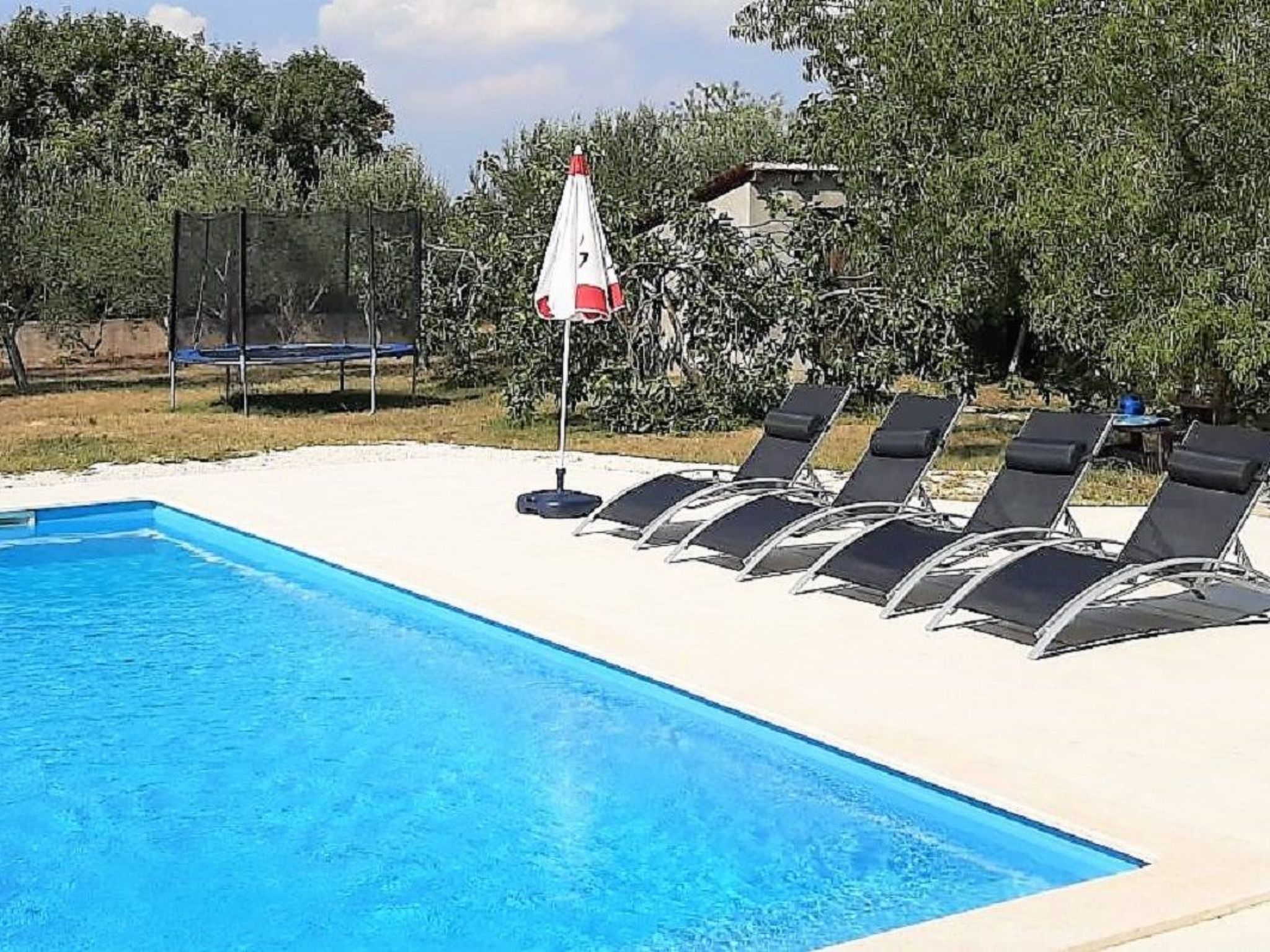 AQUA mit Pool-Dedans