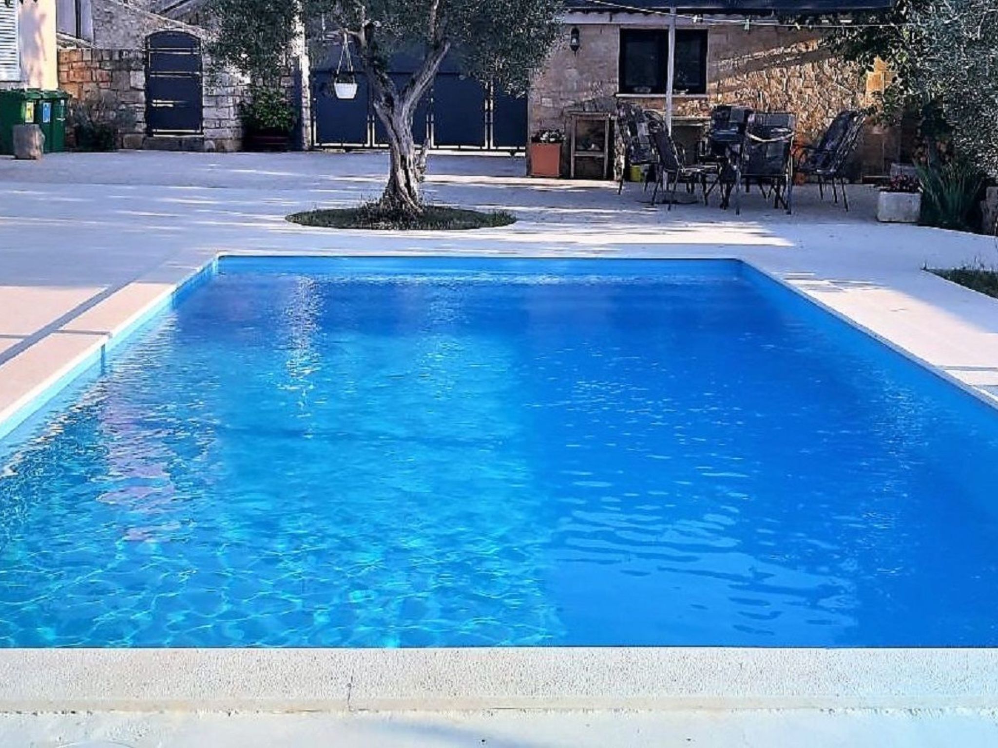 AQUA mit Pool-Dedans