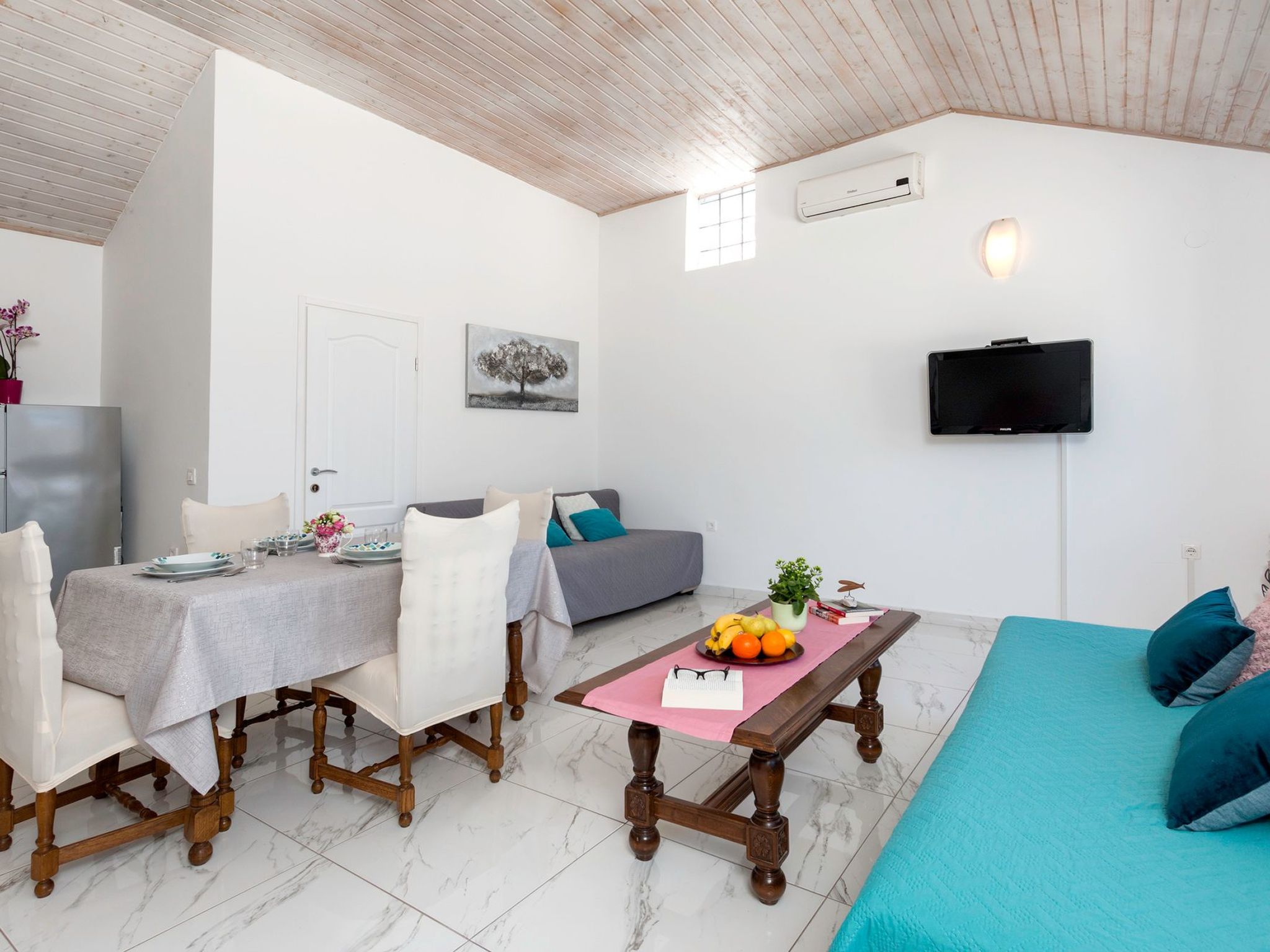 AQUA mit Pool-Dedans