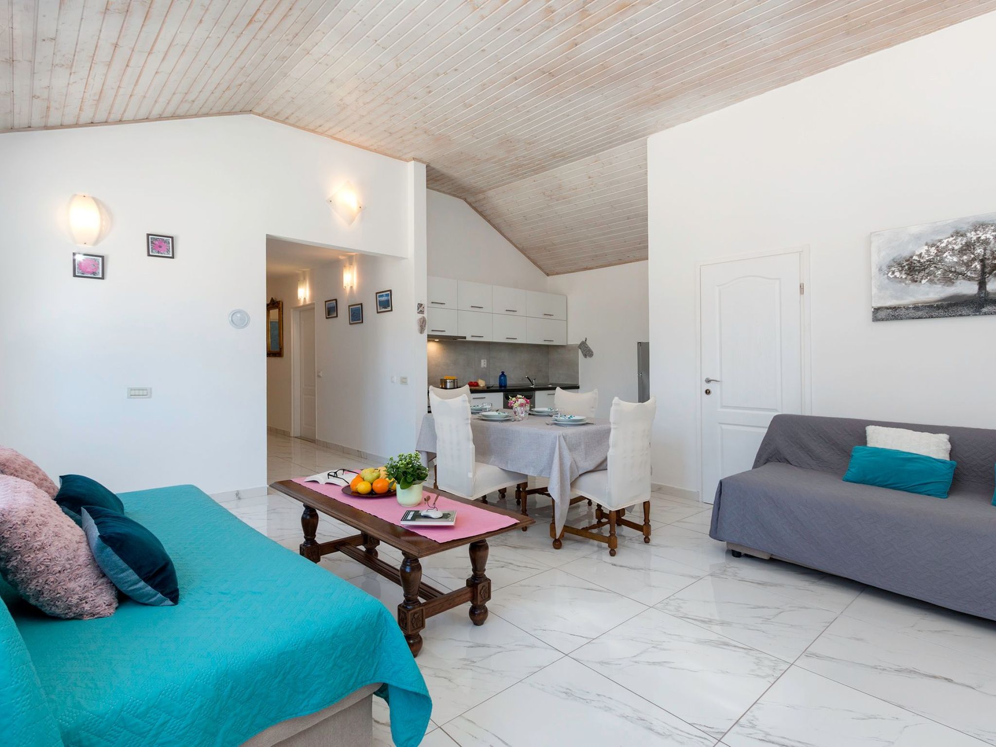 AQUA mit Pool-Dedans