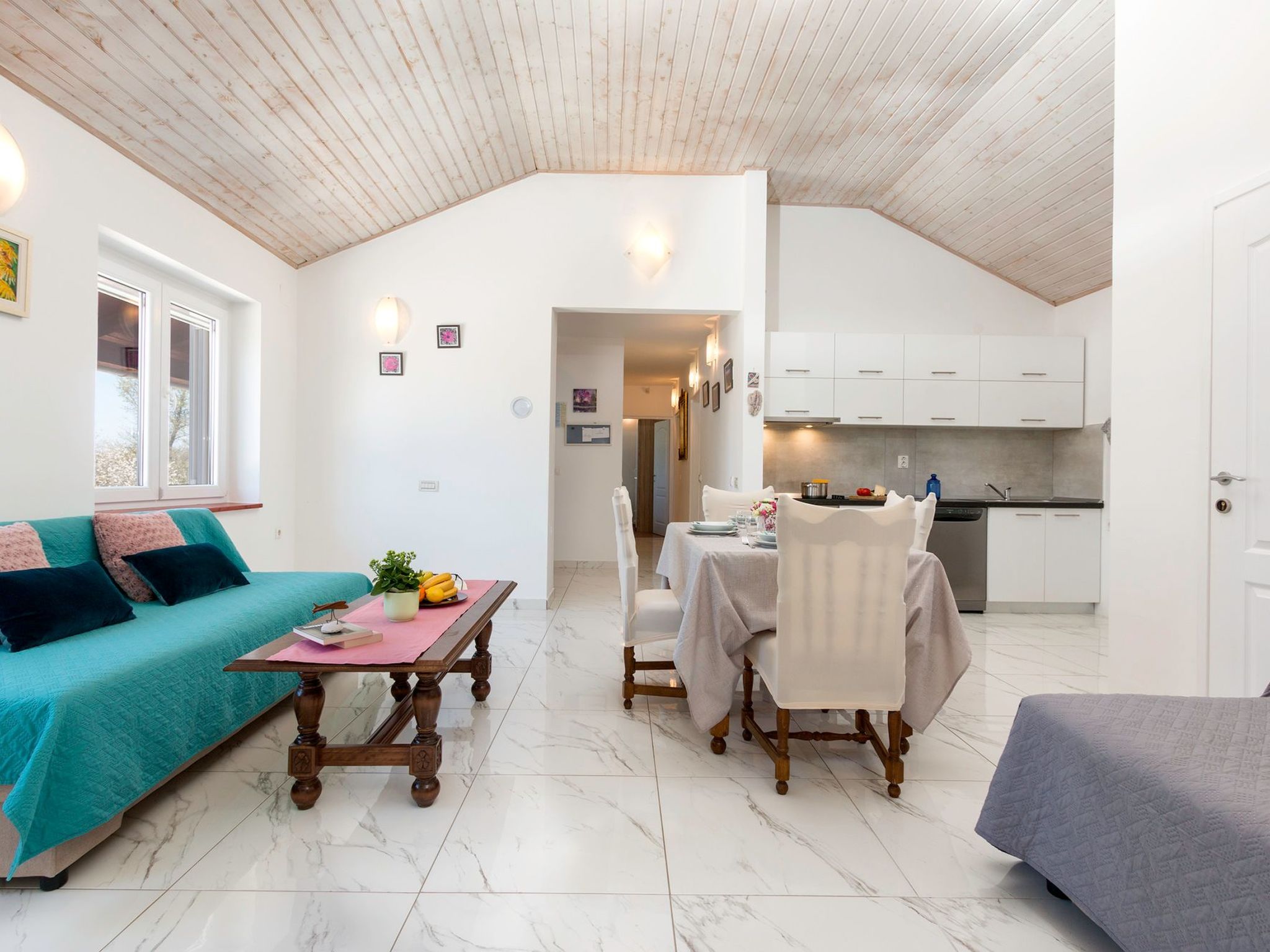 AQUA mit Pool-Dedans