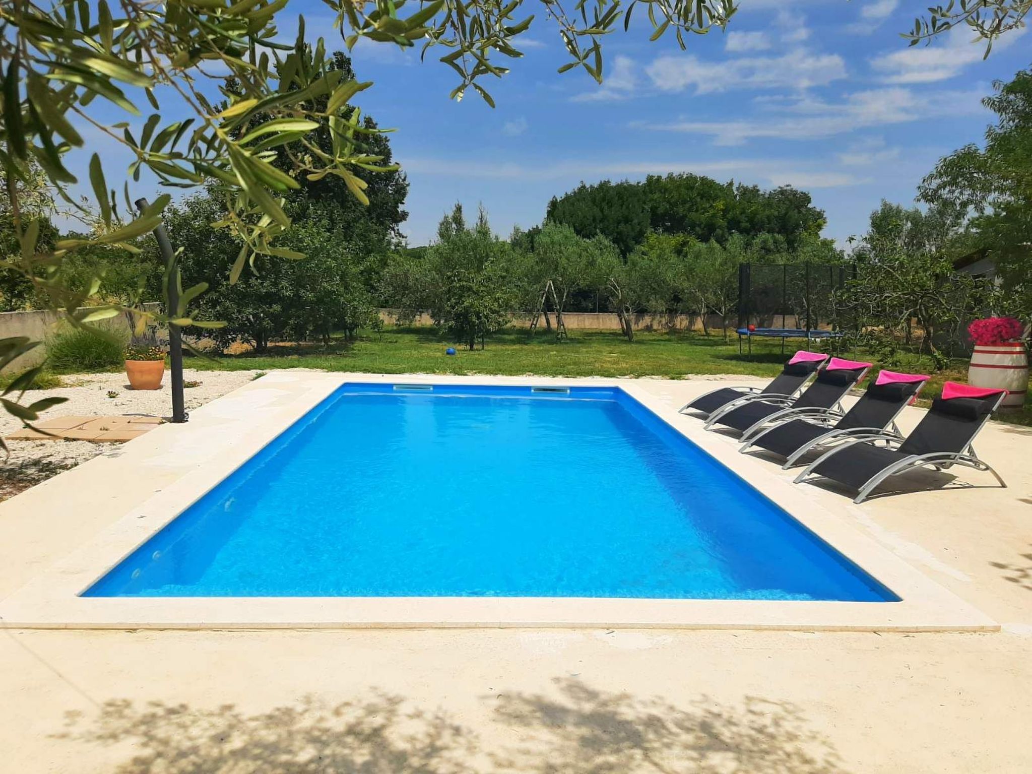 AQUA mit Pool-Dedans