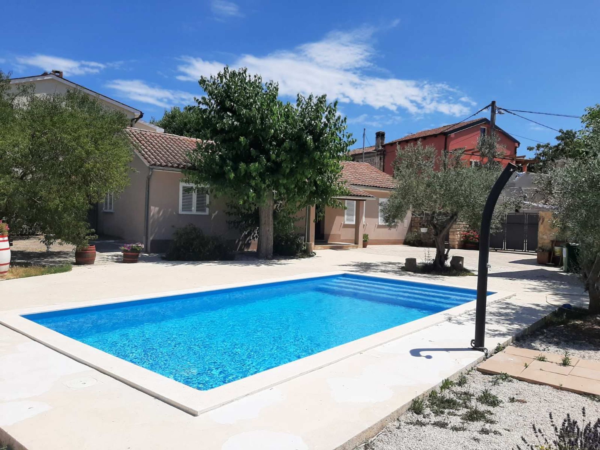 AQUA mit Pool-Dedans