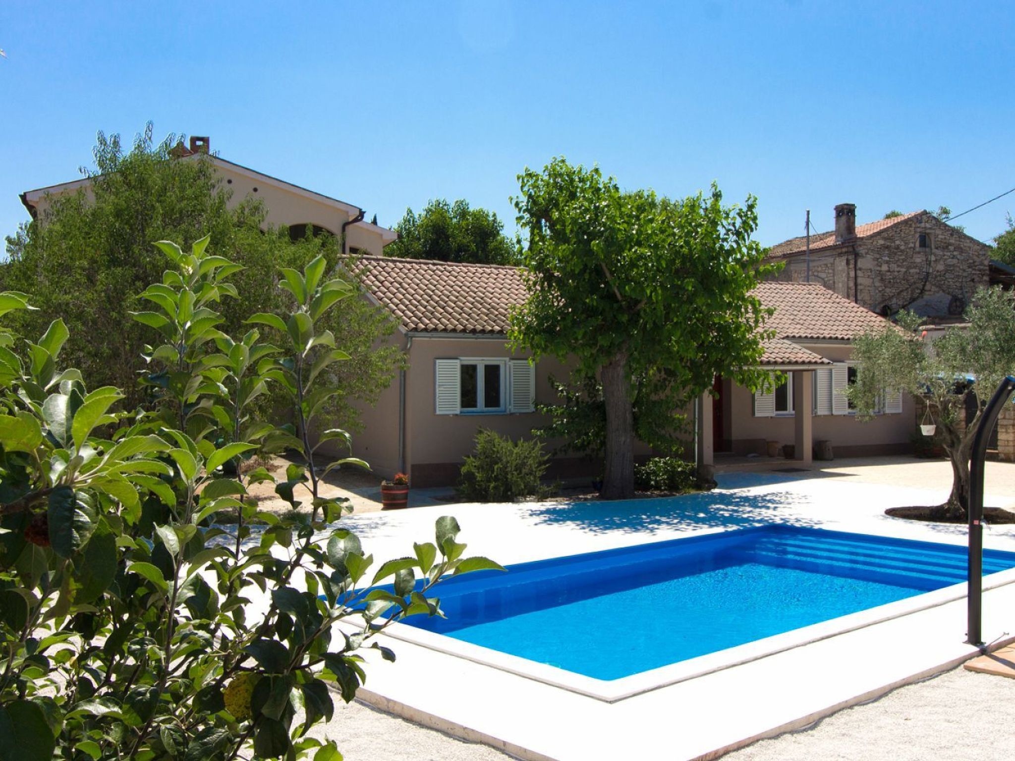 AQUA mit Pool-Dedans