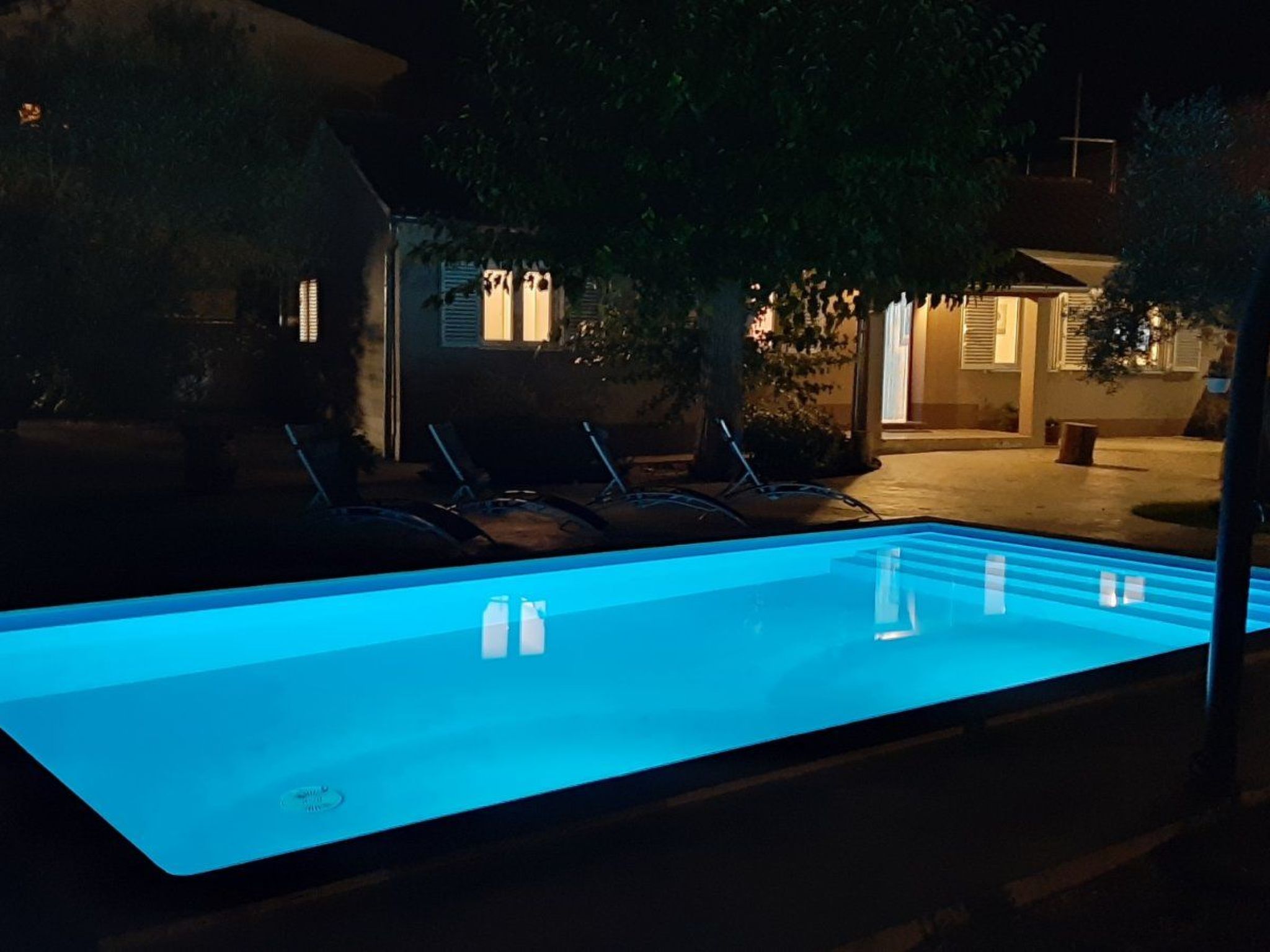 AQUA mit Pool-Dedans