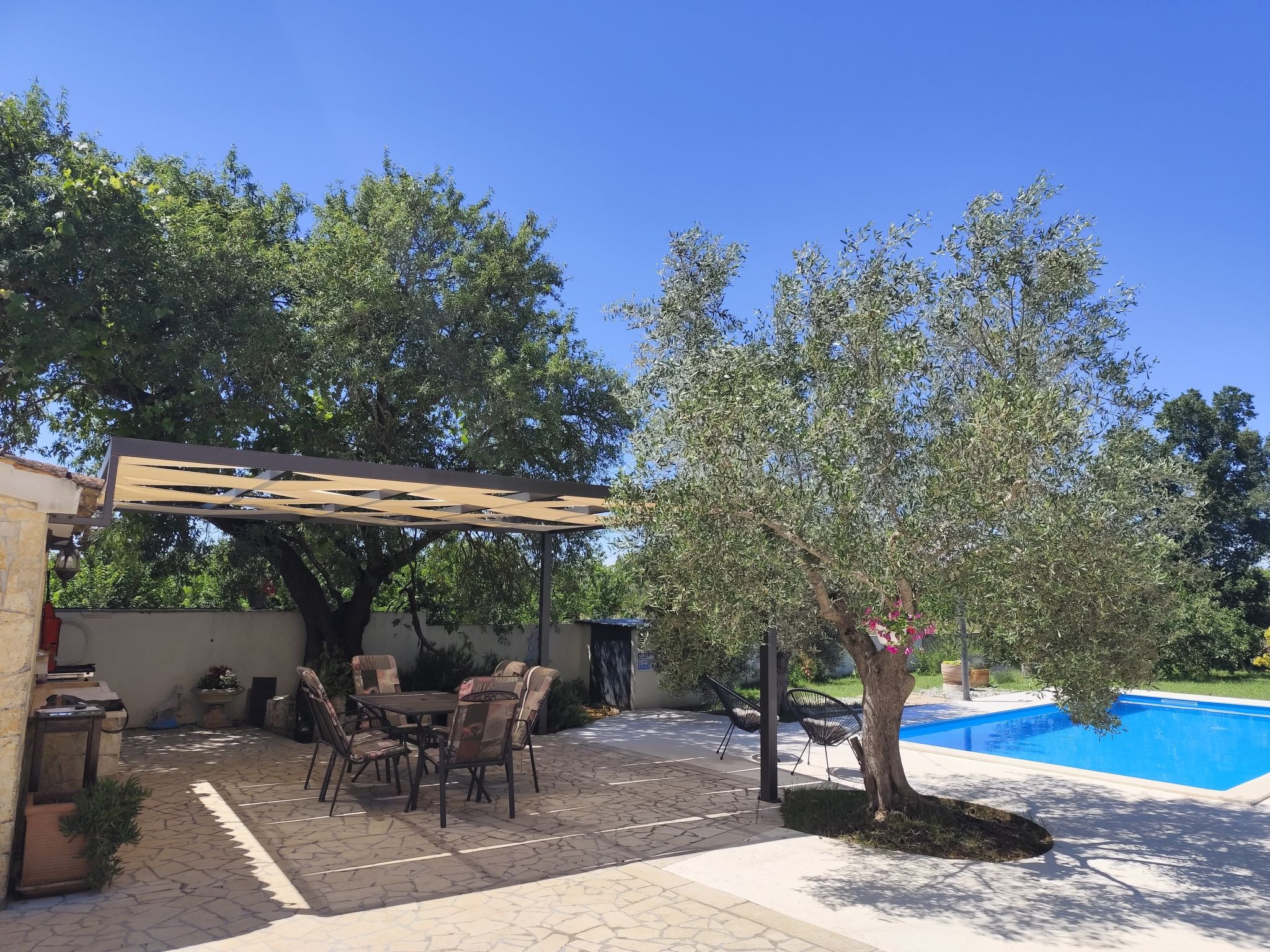 AQUA mit Pool-Dedans