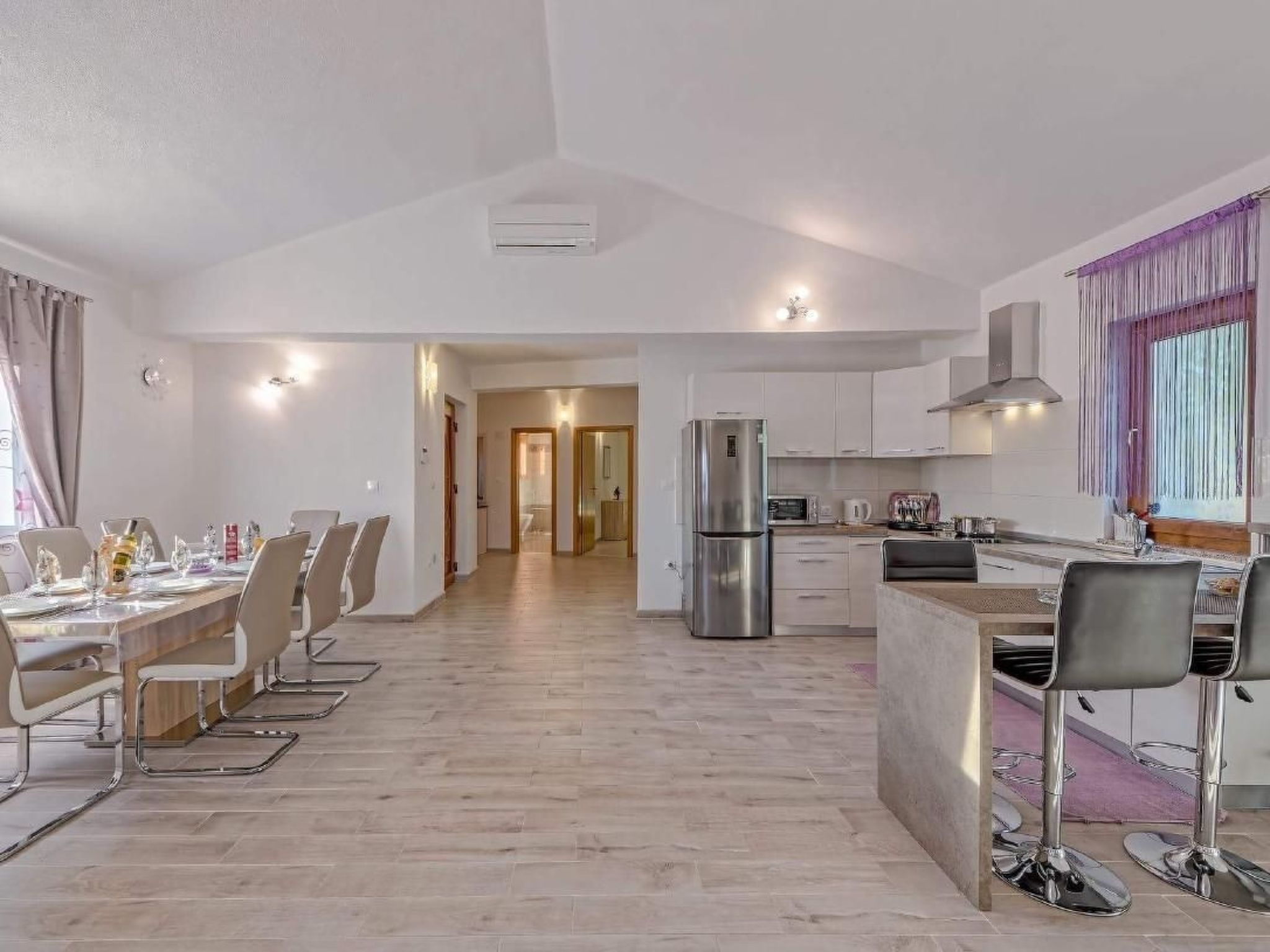 Mit Blick auf das Wasser-Drinnen