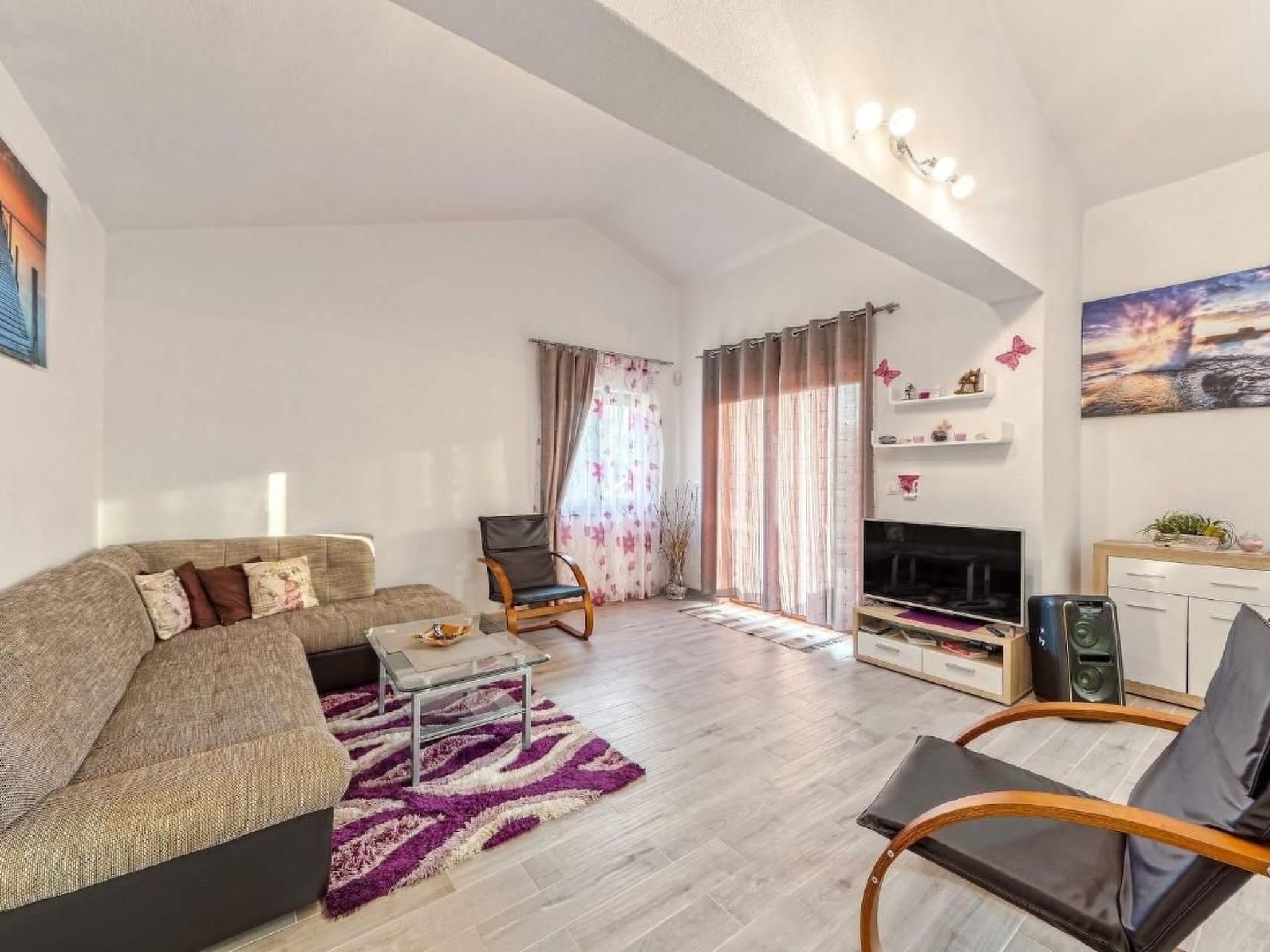 Mit Blick auf das Wasser-Drinnen