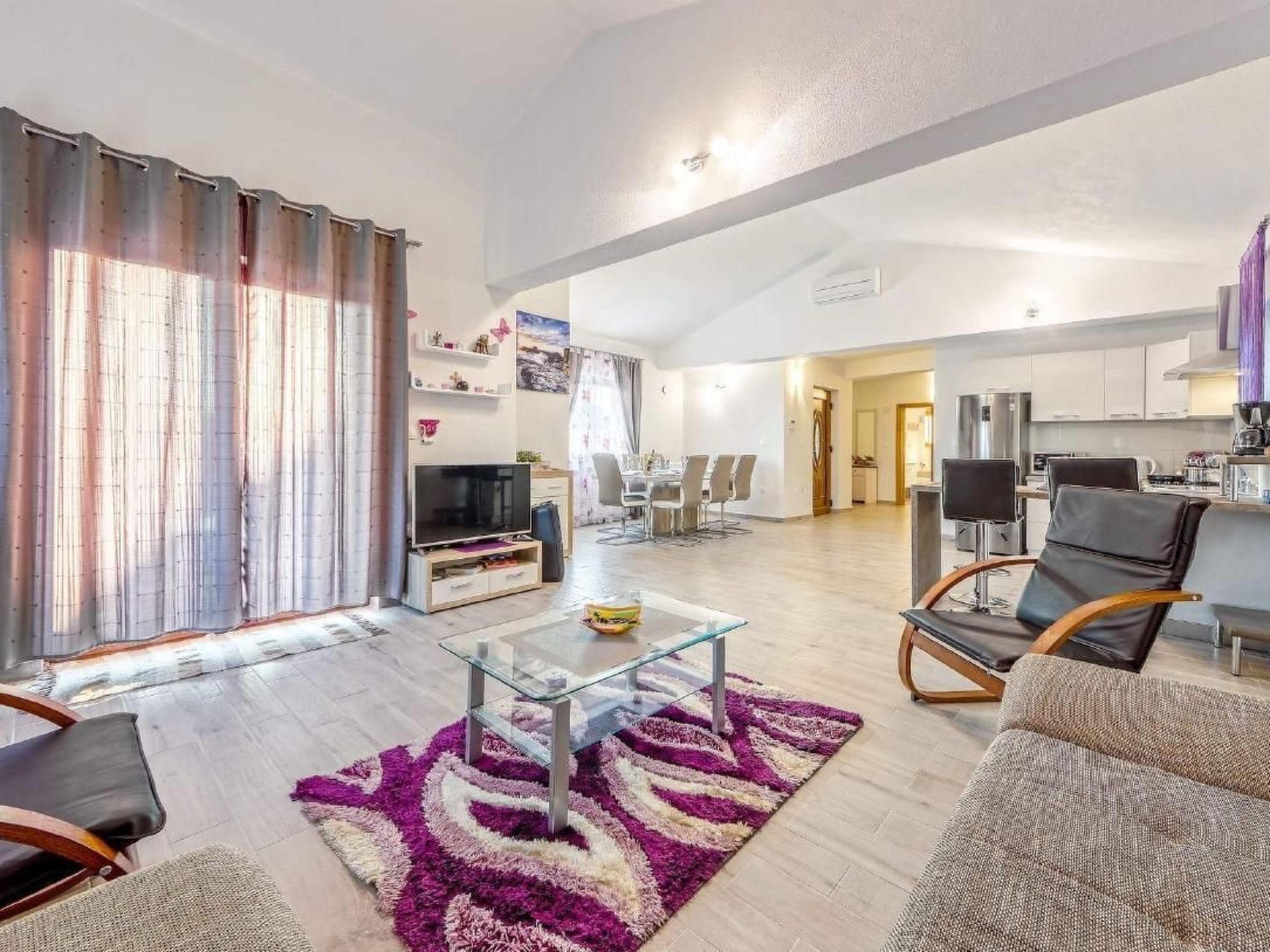 Mit Blick auf das Wasser-Drinnen