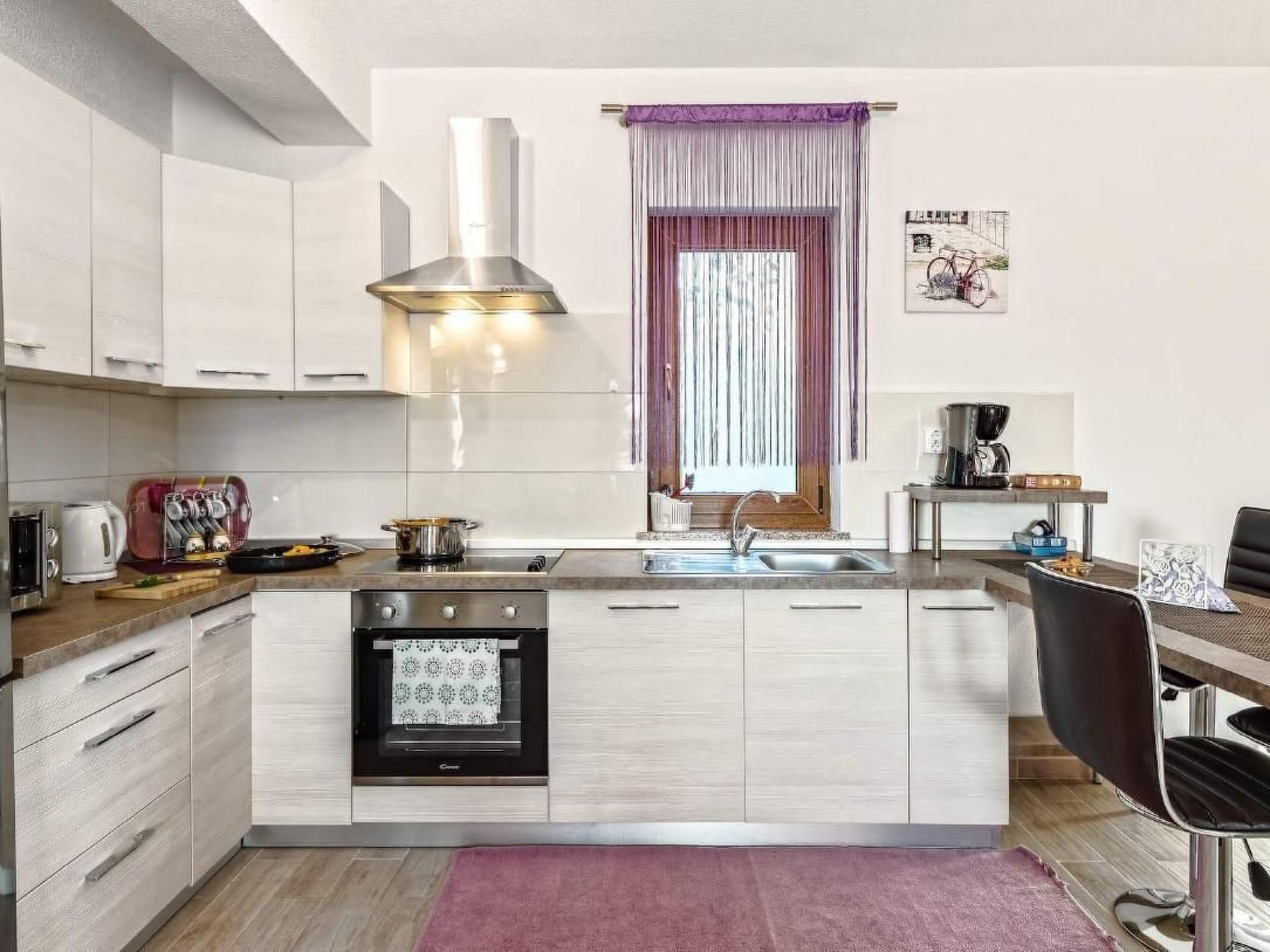 Mit Blick auf das Wasser-Drinnen