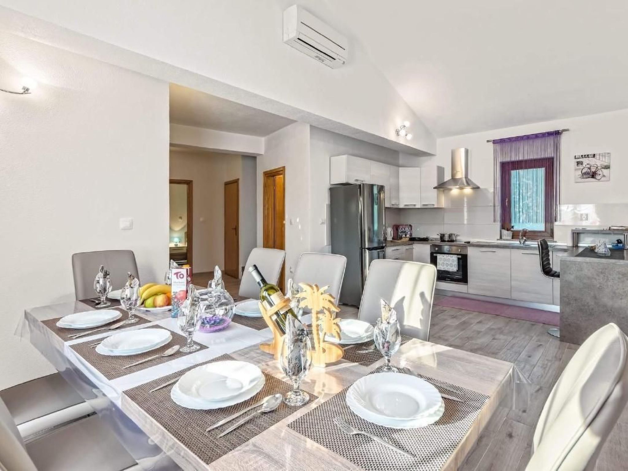 Mit Blick auf das Wasser-Drinnen