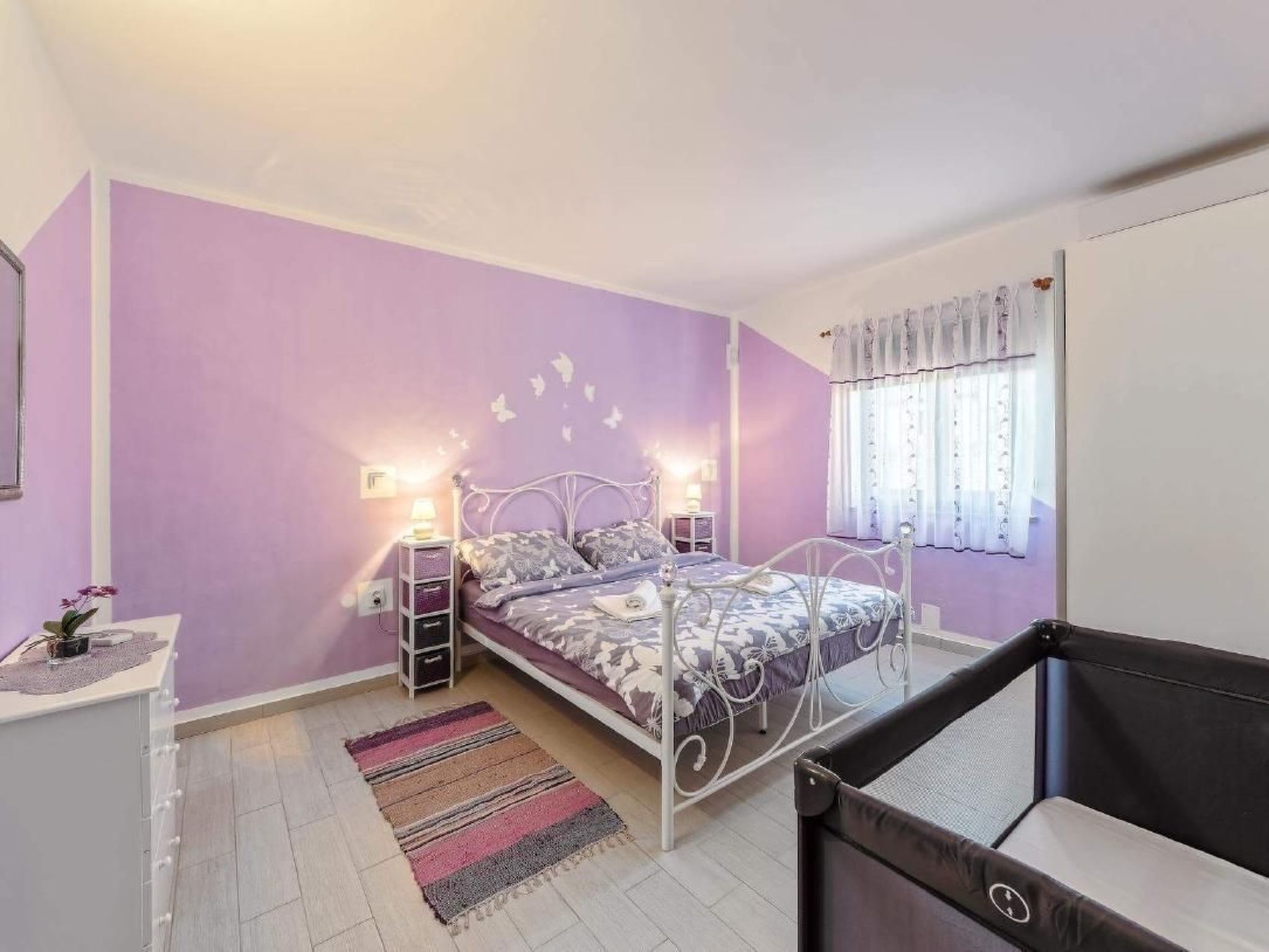 Mit Blick auf das Wasser-Drinnen