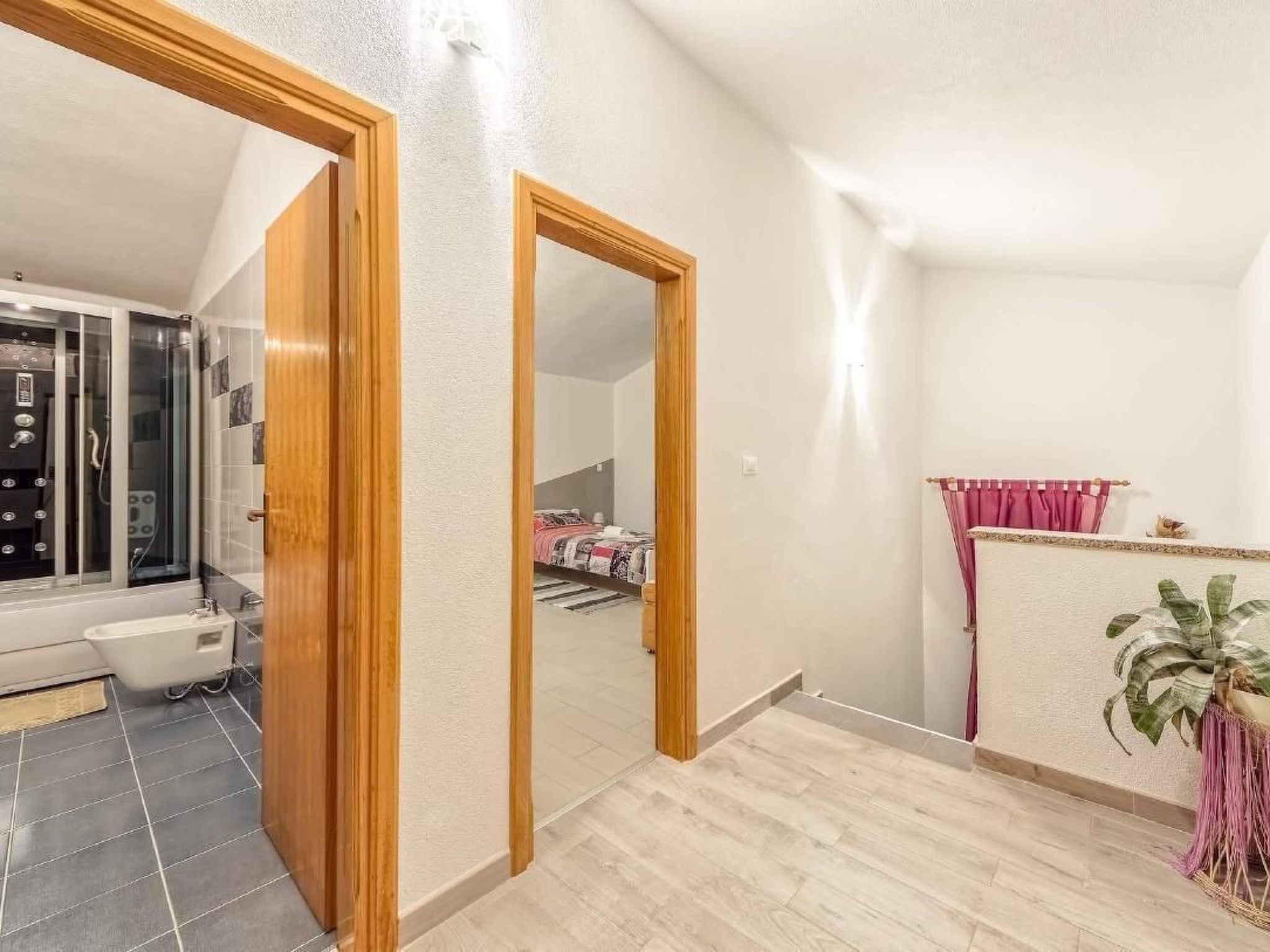 Mit Blick auf das Wasser-Drinnen