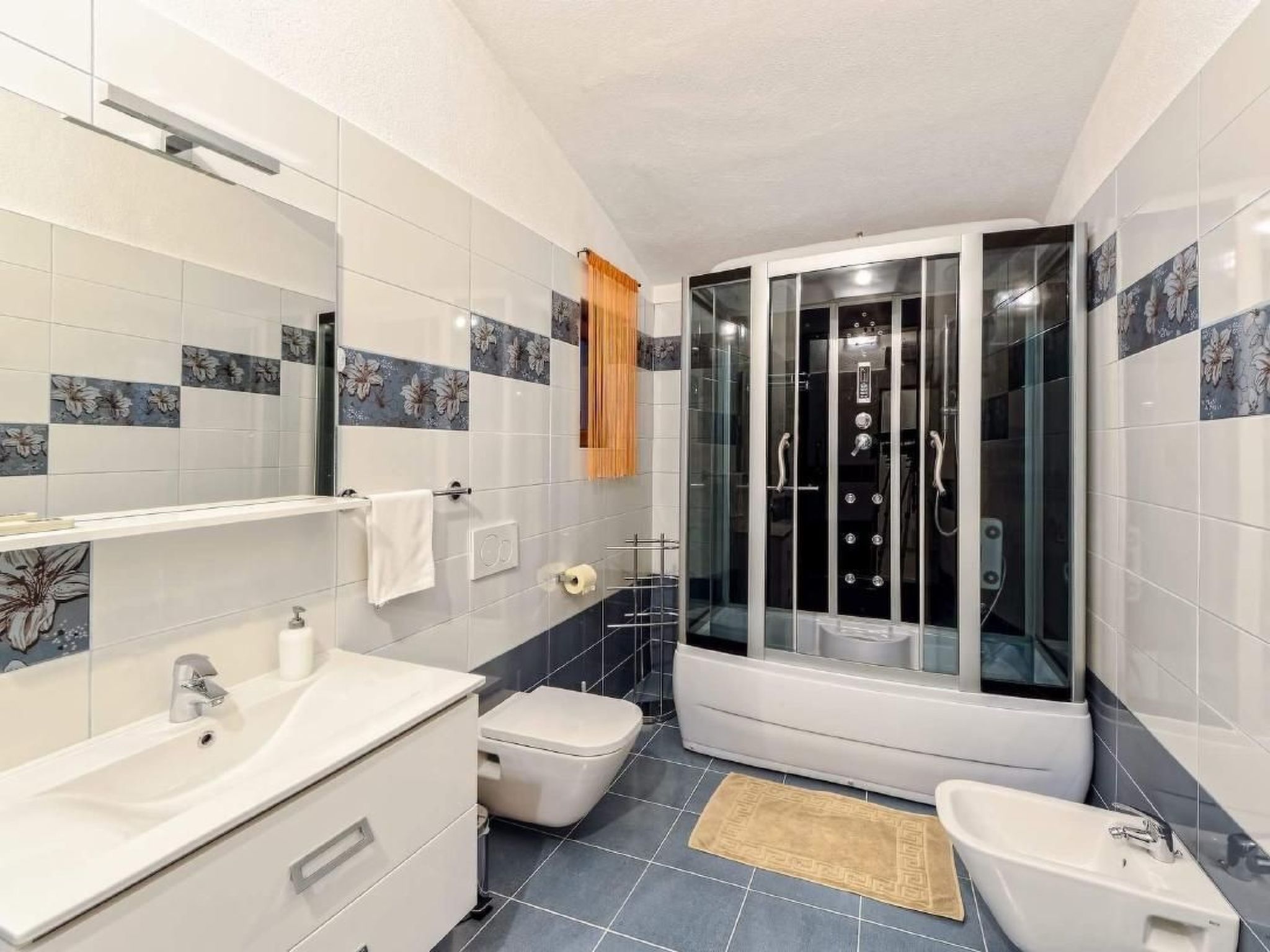 Mit Blick auf das Wasser-Drinnen