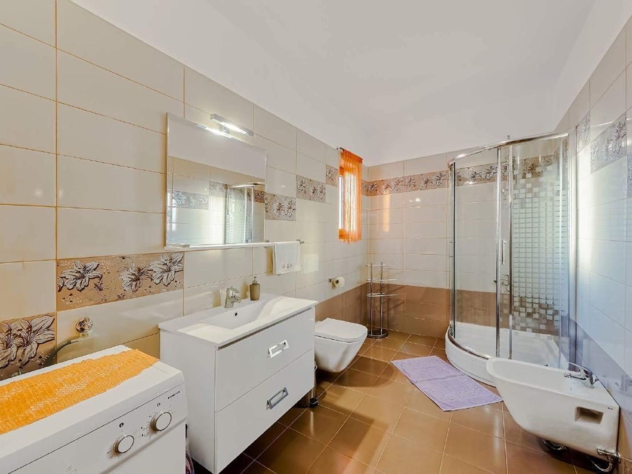 Mit Blick auf das Wasser-Drinnen