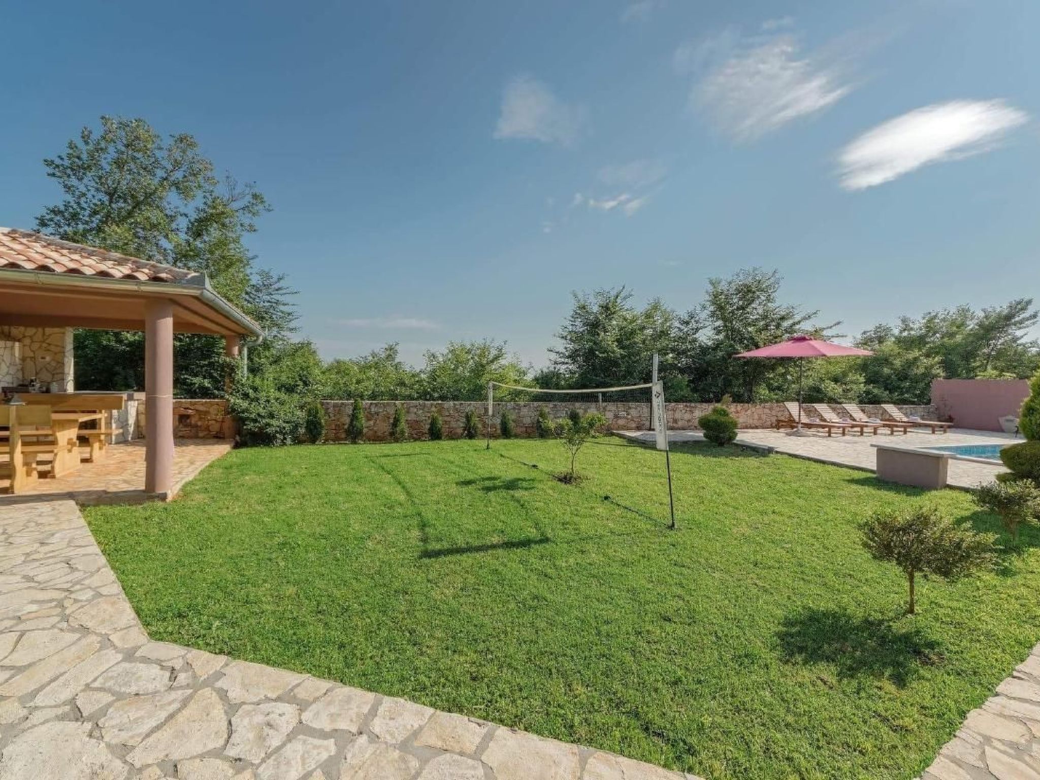 mit Blick auf das Wasser