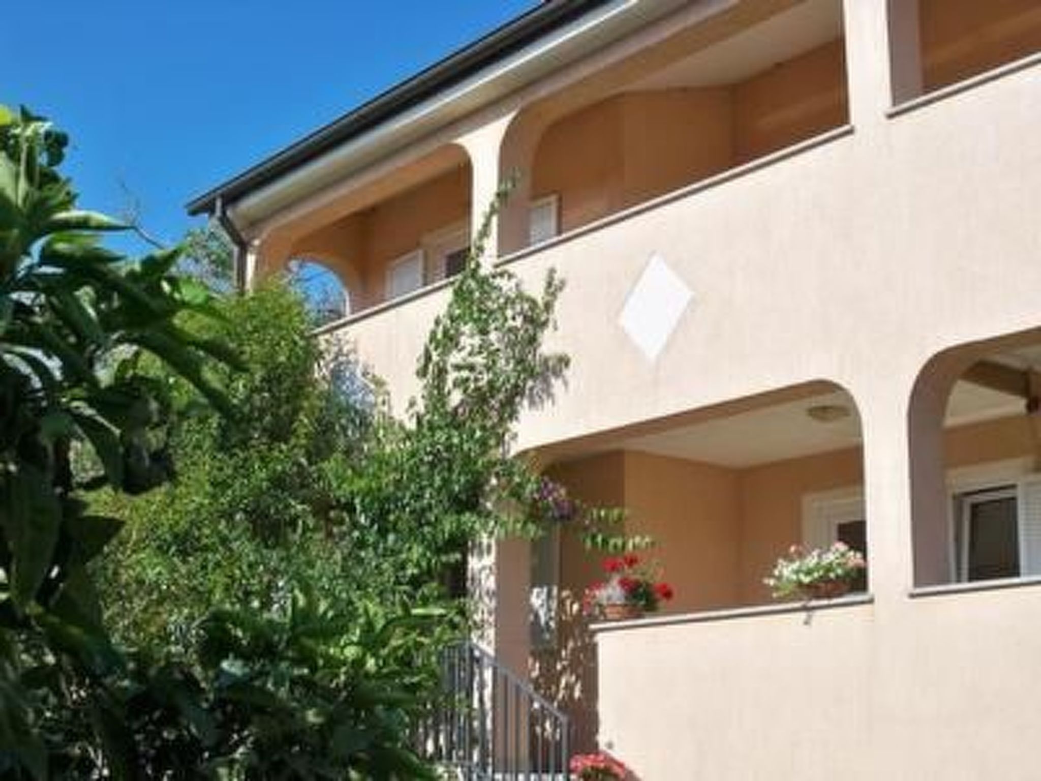 Mit privater Terrasse-Drinnen