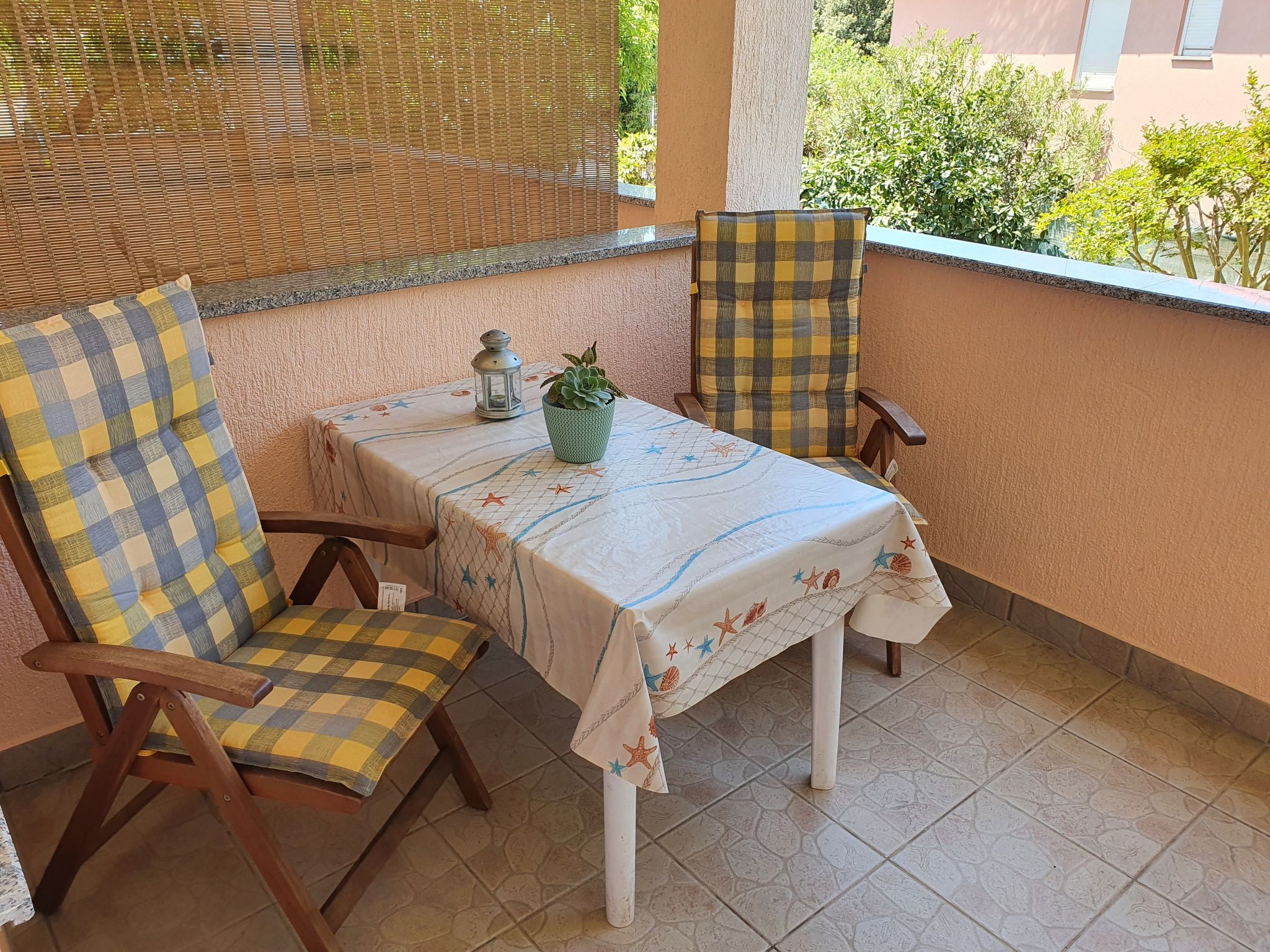 Mit privater Terrasse-Drinnen
