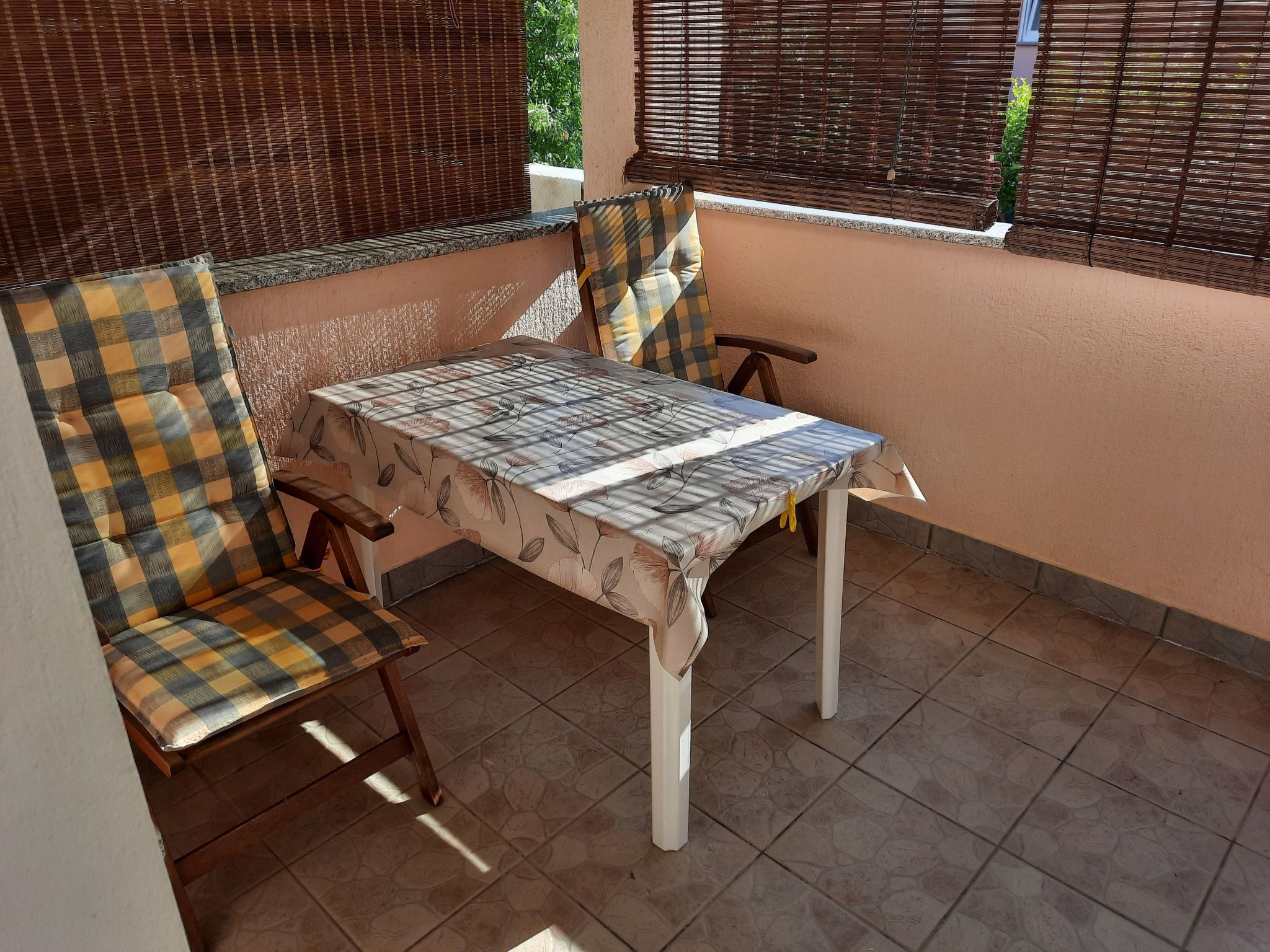 Mit privater Terrasse-Drinnen