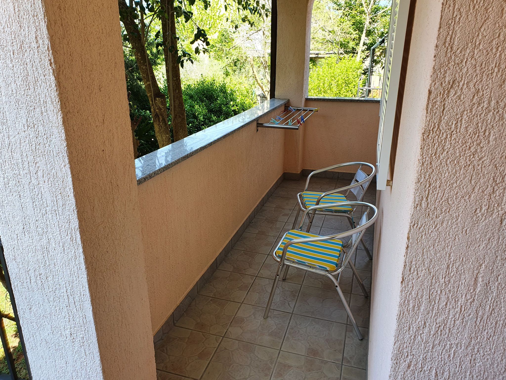 Mit privater Terrasse-Drinnen