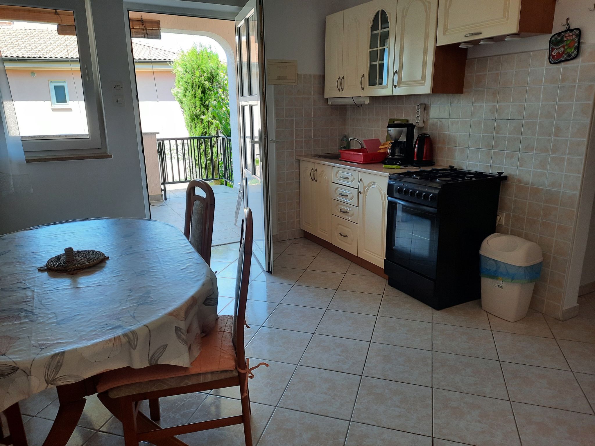 Mit privater Terrasse-Drinnen