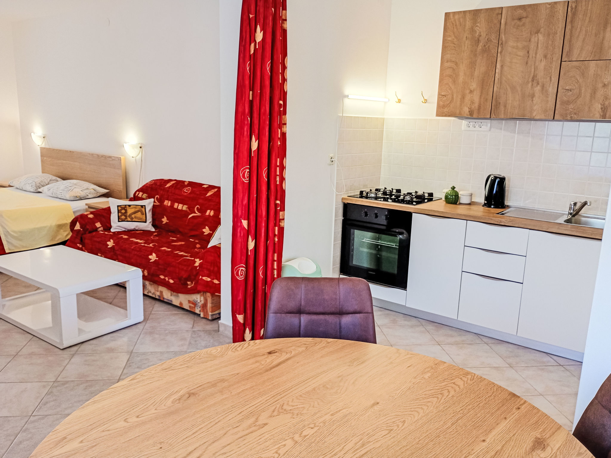 Maximaal 1 huisdier/hond toegestaan. Studio Apartment - 45m2 + Terrace 10m2
Sleeps: 2+2
Bedroom, living room, kitchen, and dining room are all in one unit.
Bedroom: Double bed (160/200) + extra bed..