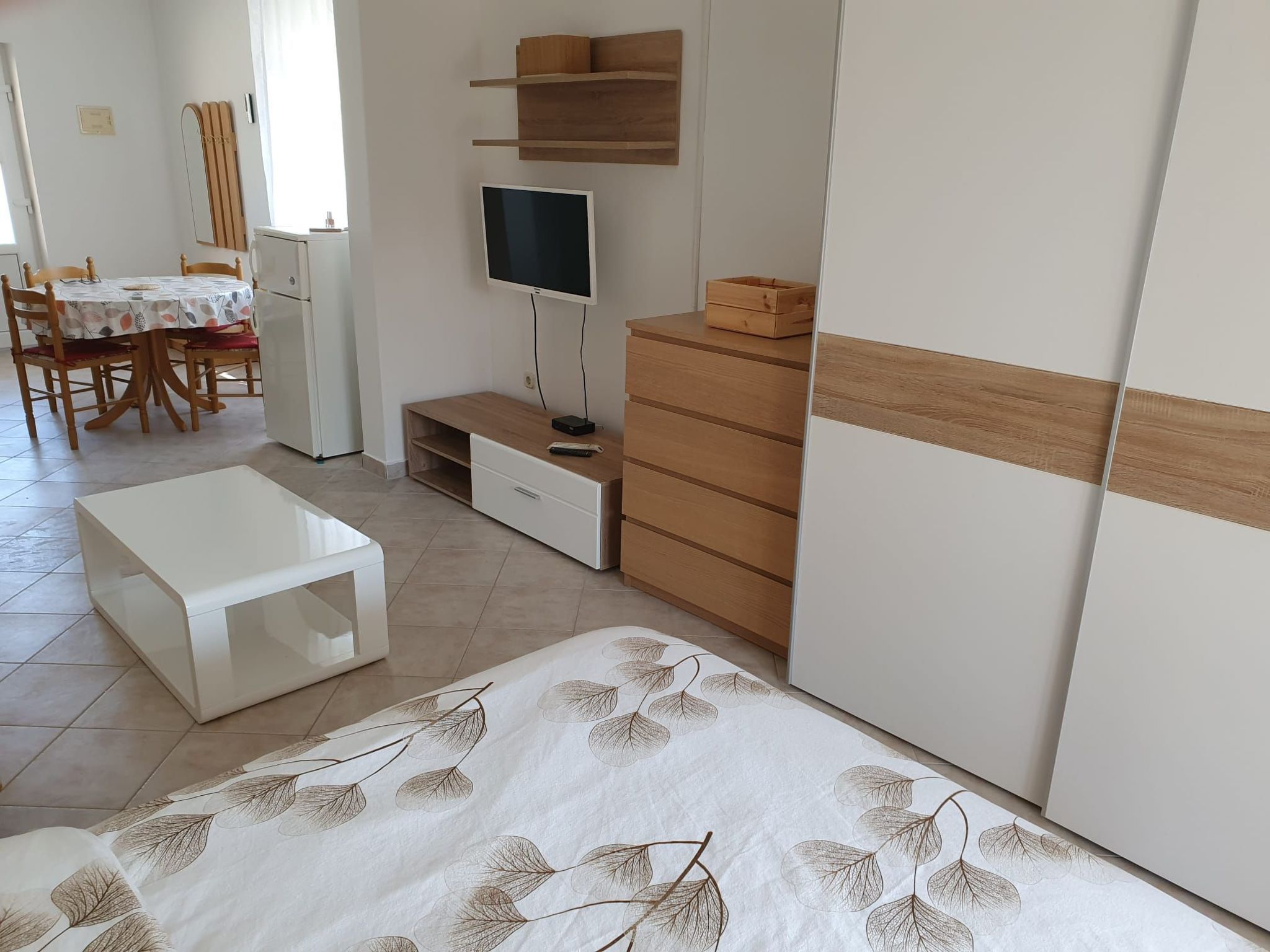 Mit Blick auf das Wasser-Drinnen