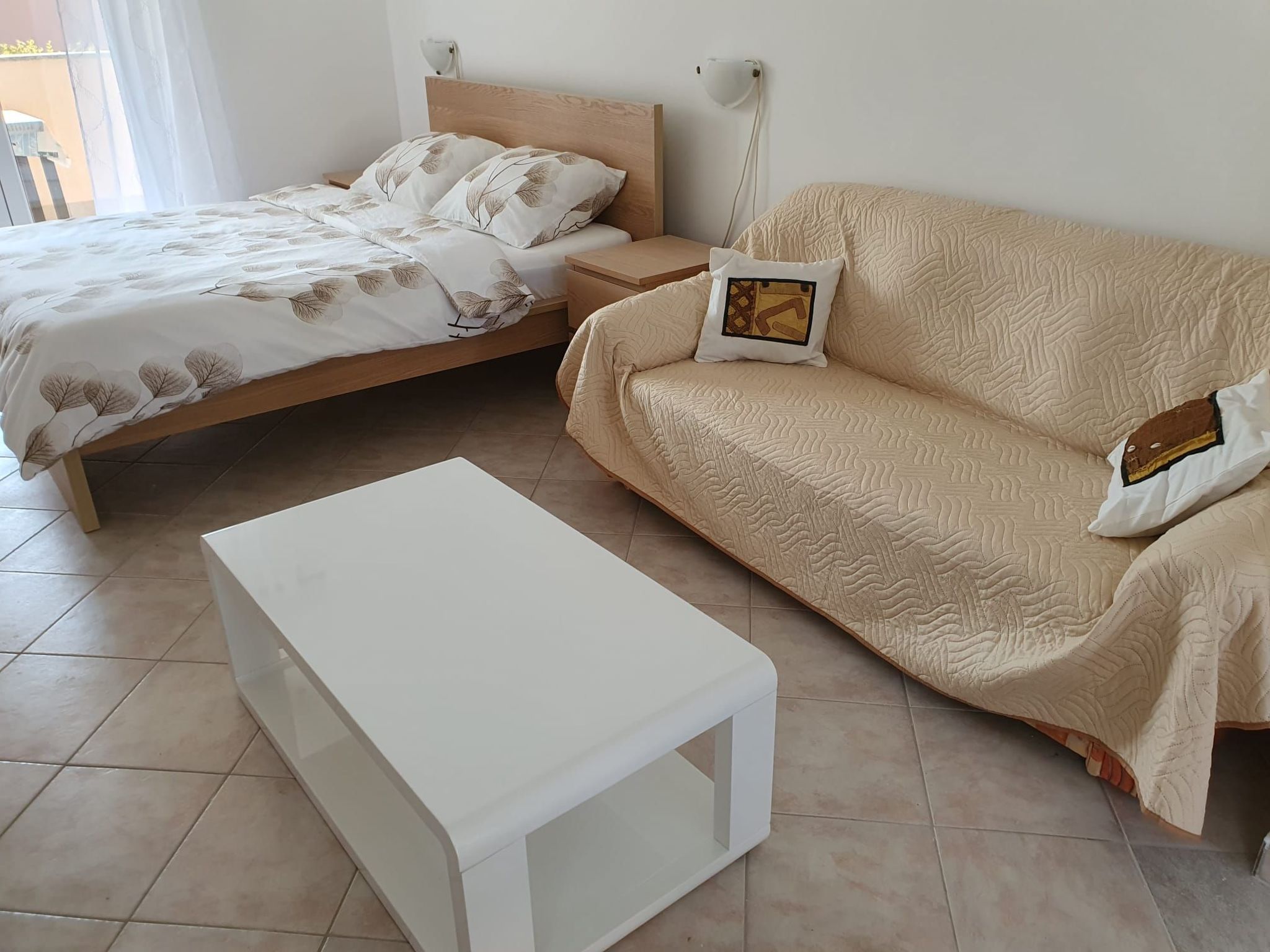 Mit Blick auf das Wasser-Drinnen