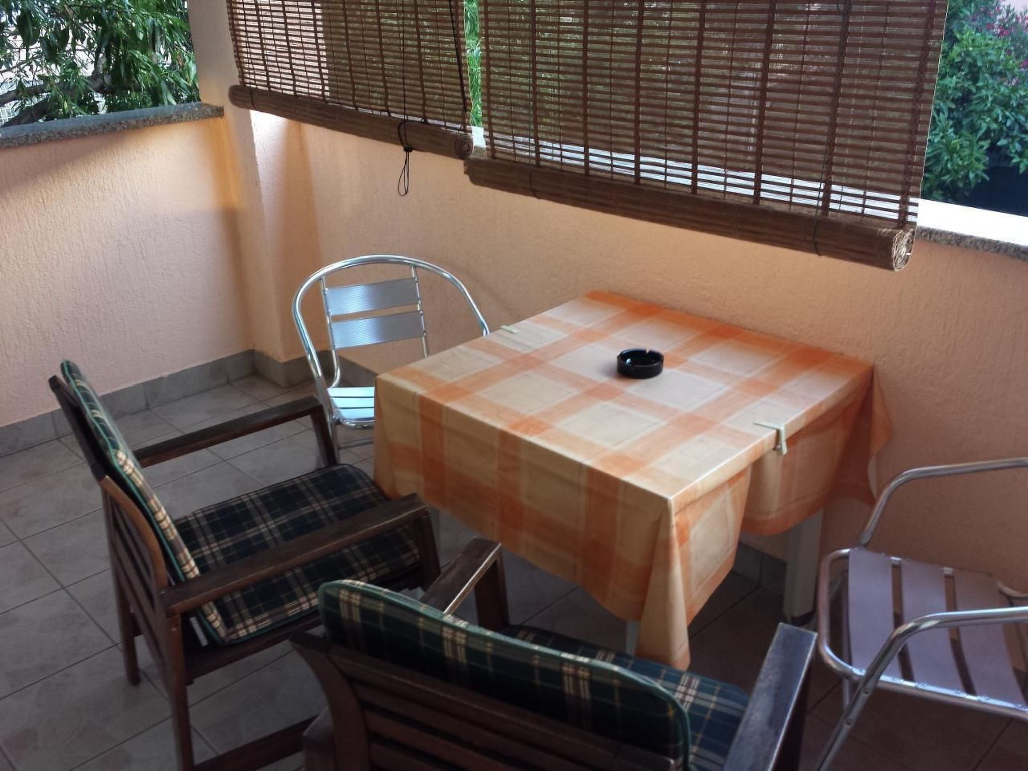 Mit Blick auf das Wasser-Drinnen