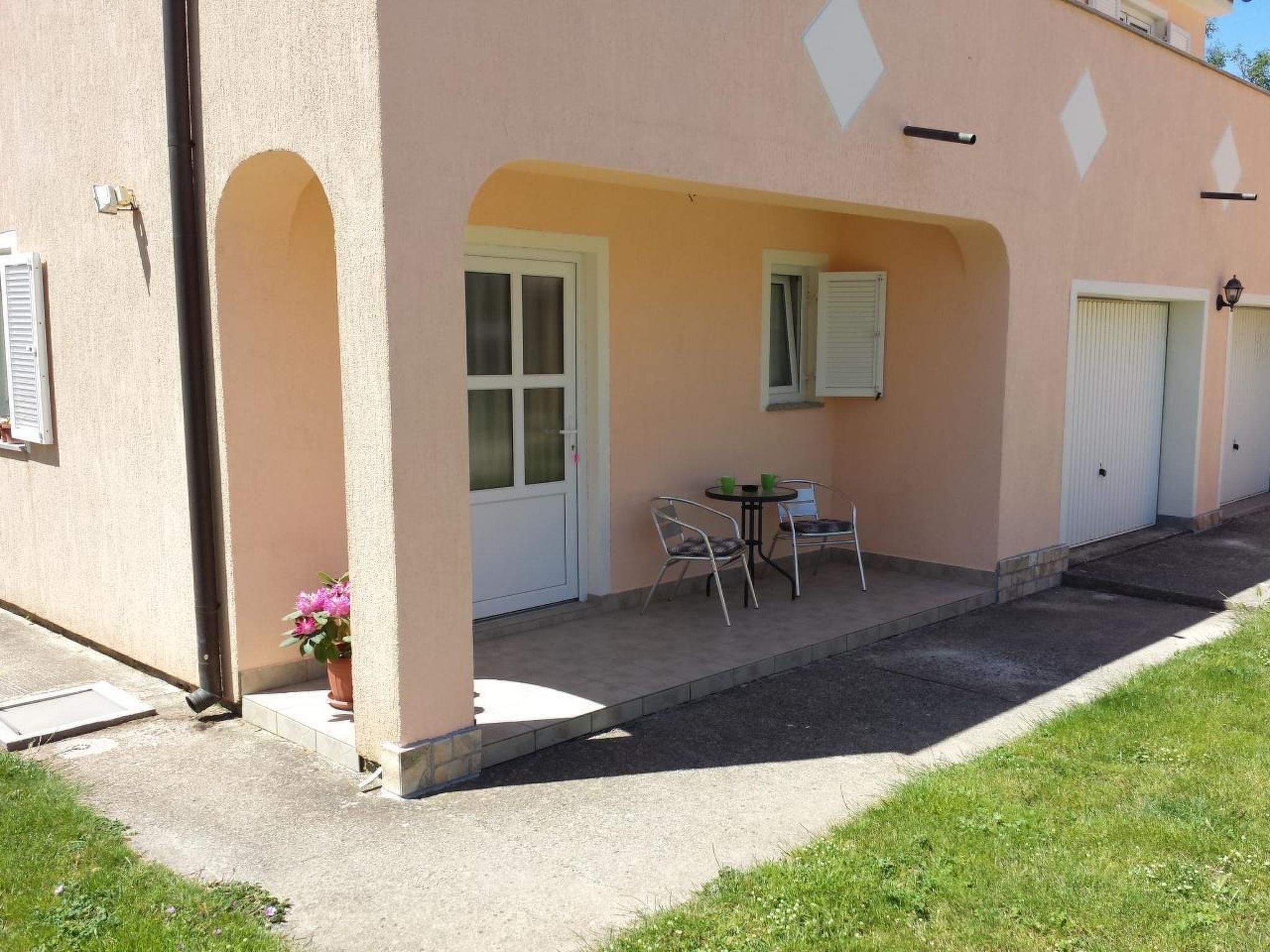 Mit Blick auf das Wasser-Drinnen