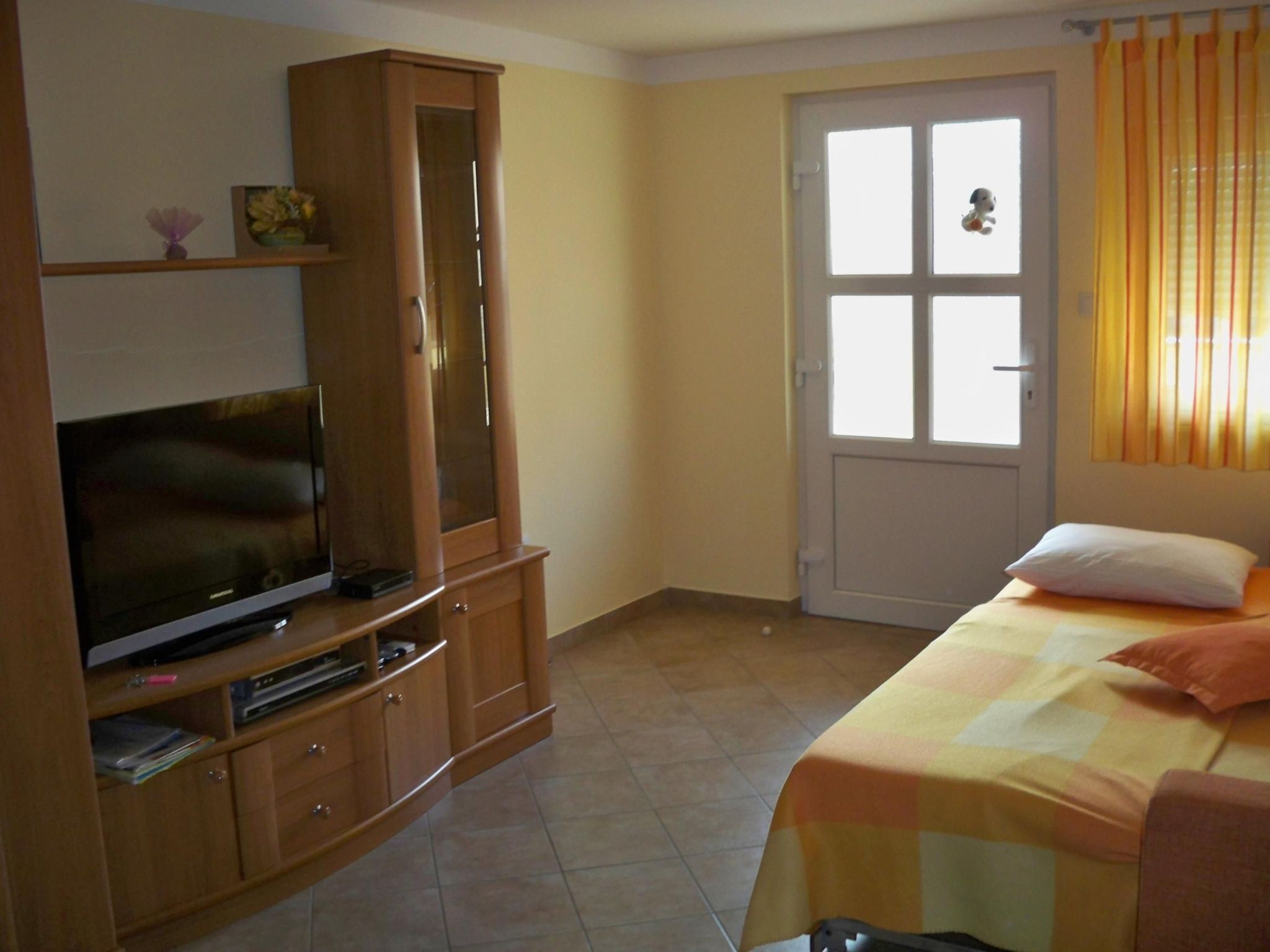 Maximaal 1 huisdier/hond toegestaan. This 25m² studio is on the ground floor. It has a double sofa bed (180 x 200cm) and a cupboard wall with a TV. Next to the sofa there is the kitchen unit with a s..