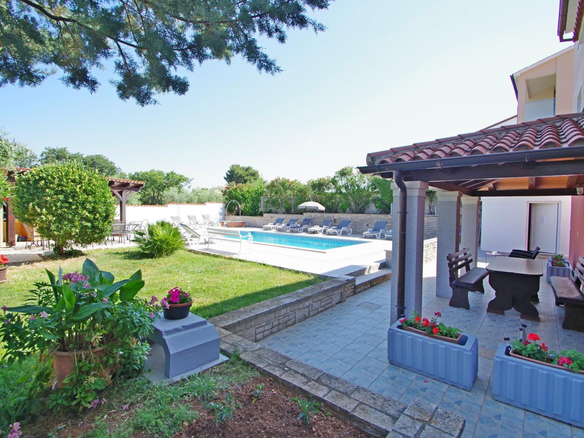 In Banjole mit Gemeinschaftspool-Buiten