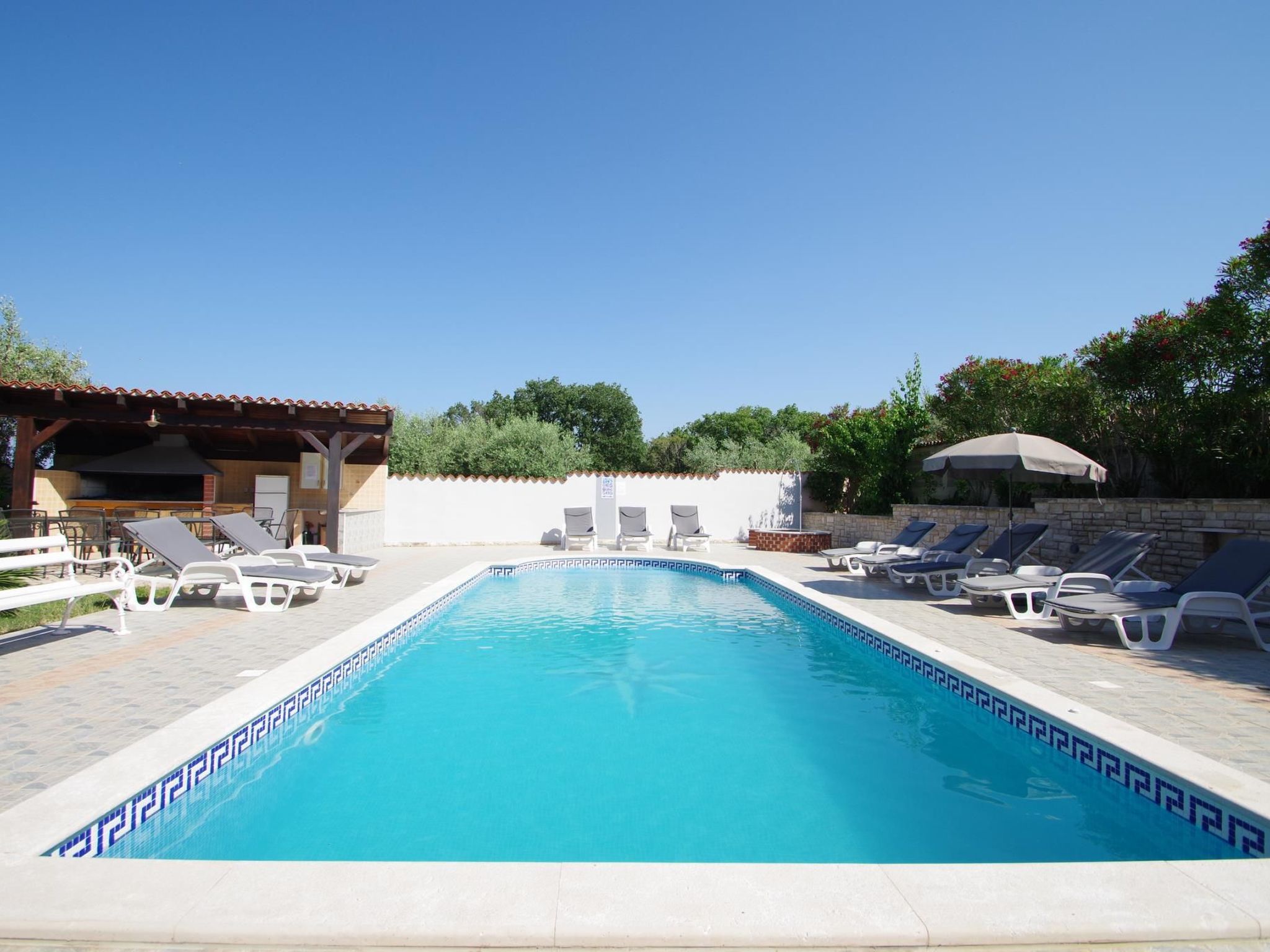 In Banjole mit Gemeinschaftspool-Buiten