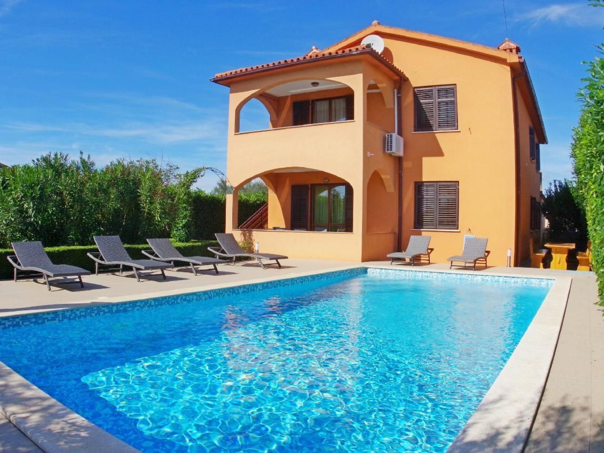 Mit privatem Pool und Garten