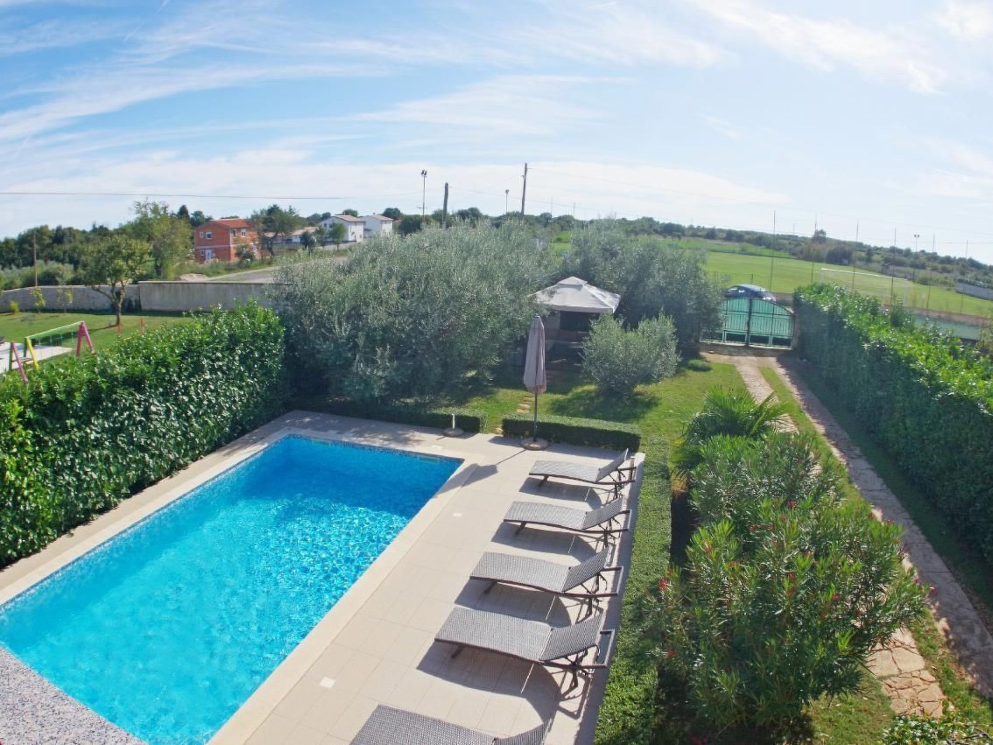 Mit privatem Pool und Garten