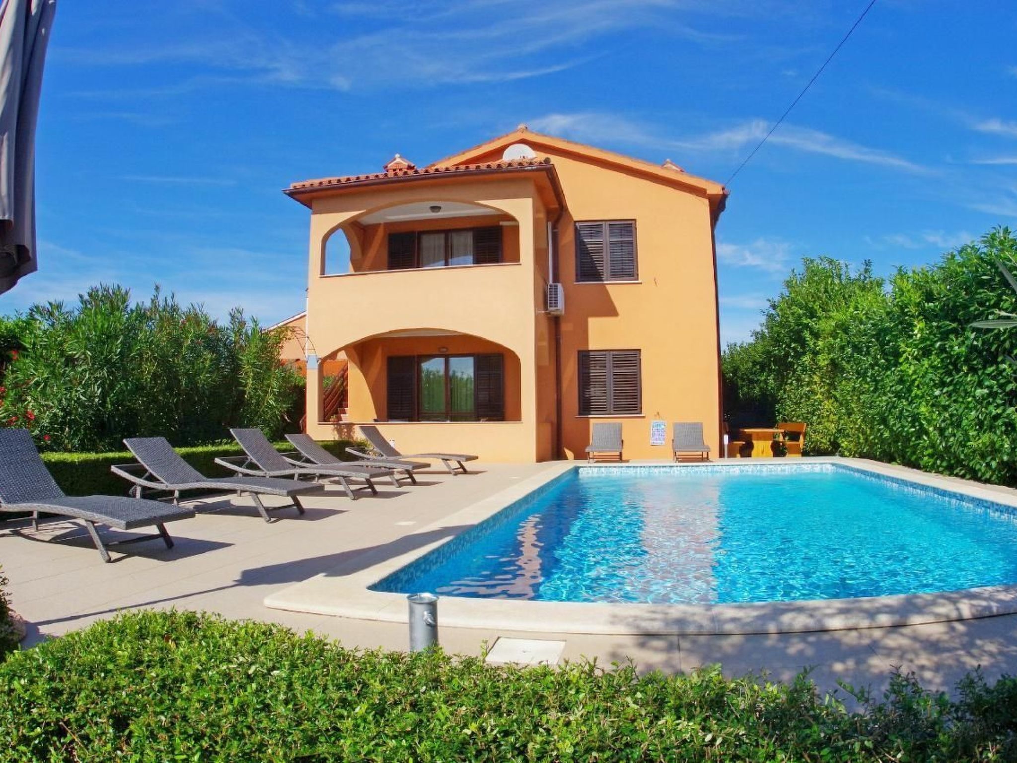 Mit privatem Pool und Garten