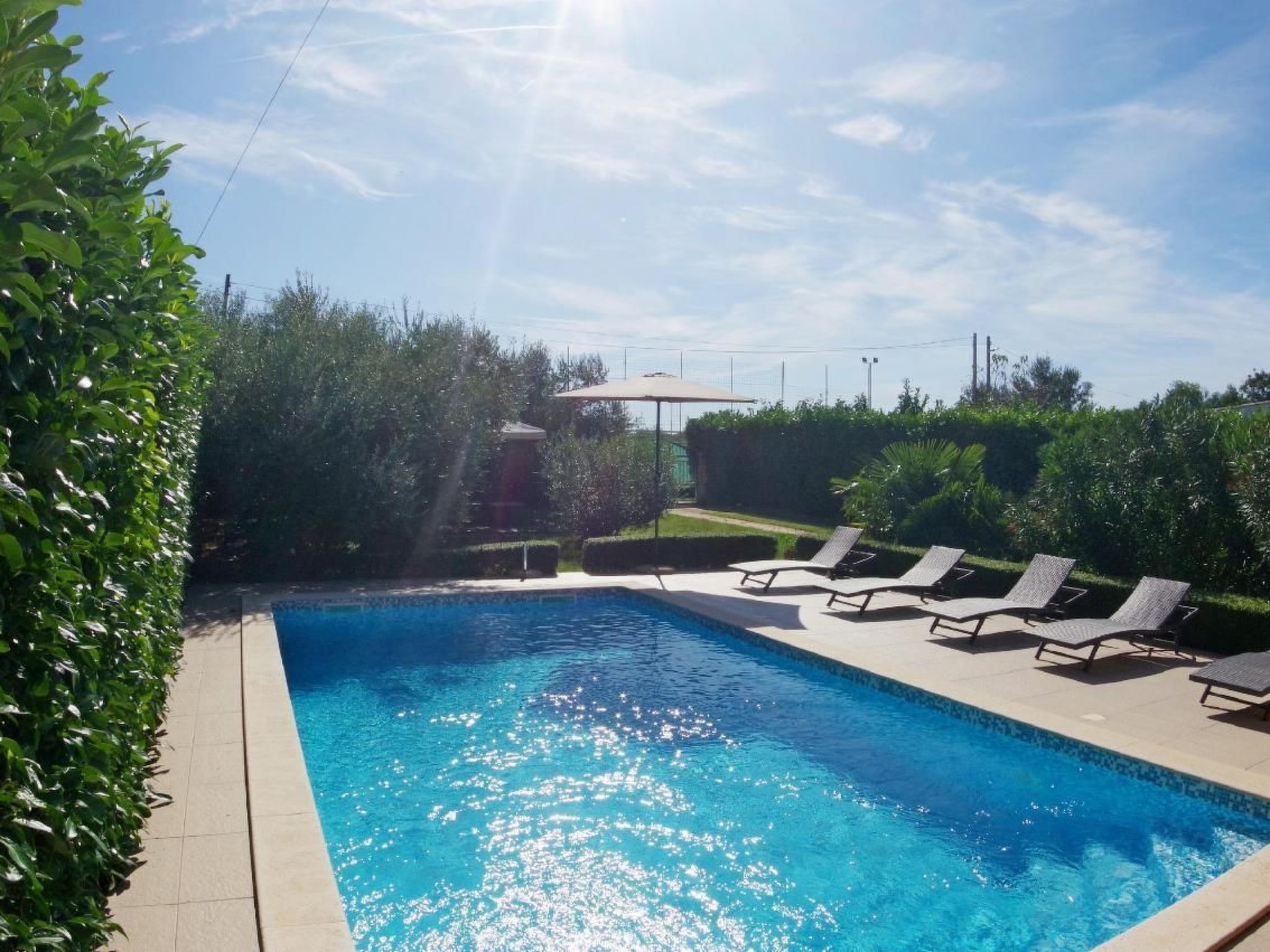 Mit privatem Pool und Garten-Image-tags.info