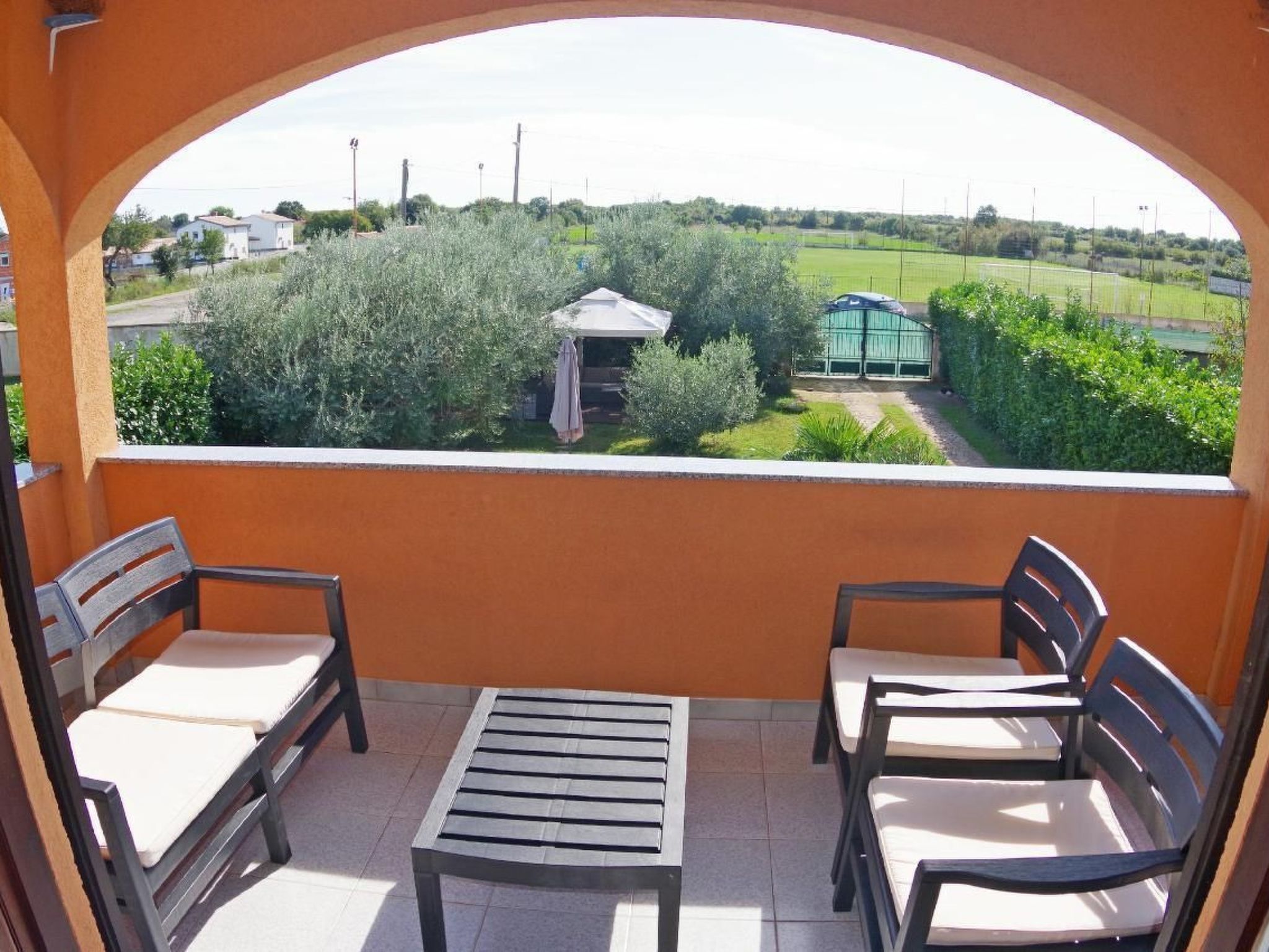 Mit privatem Pool und Garten-Image-tags.info