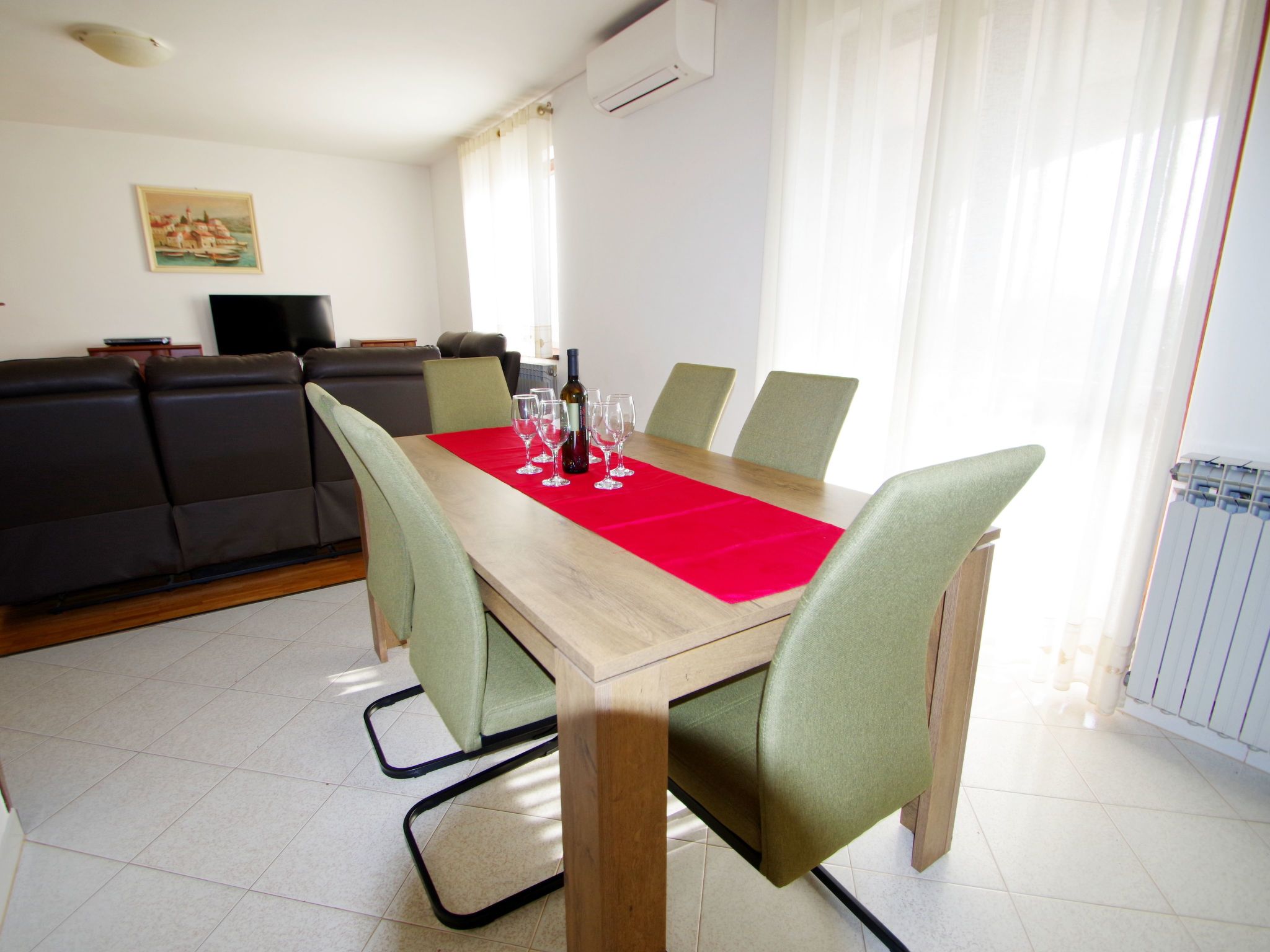 Photo of mit privatem Pool und Garten