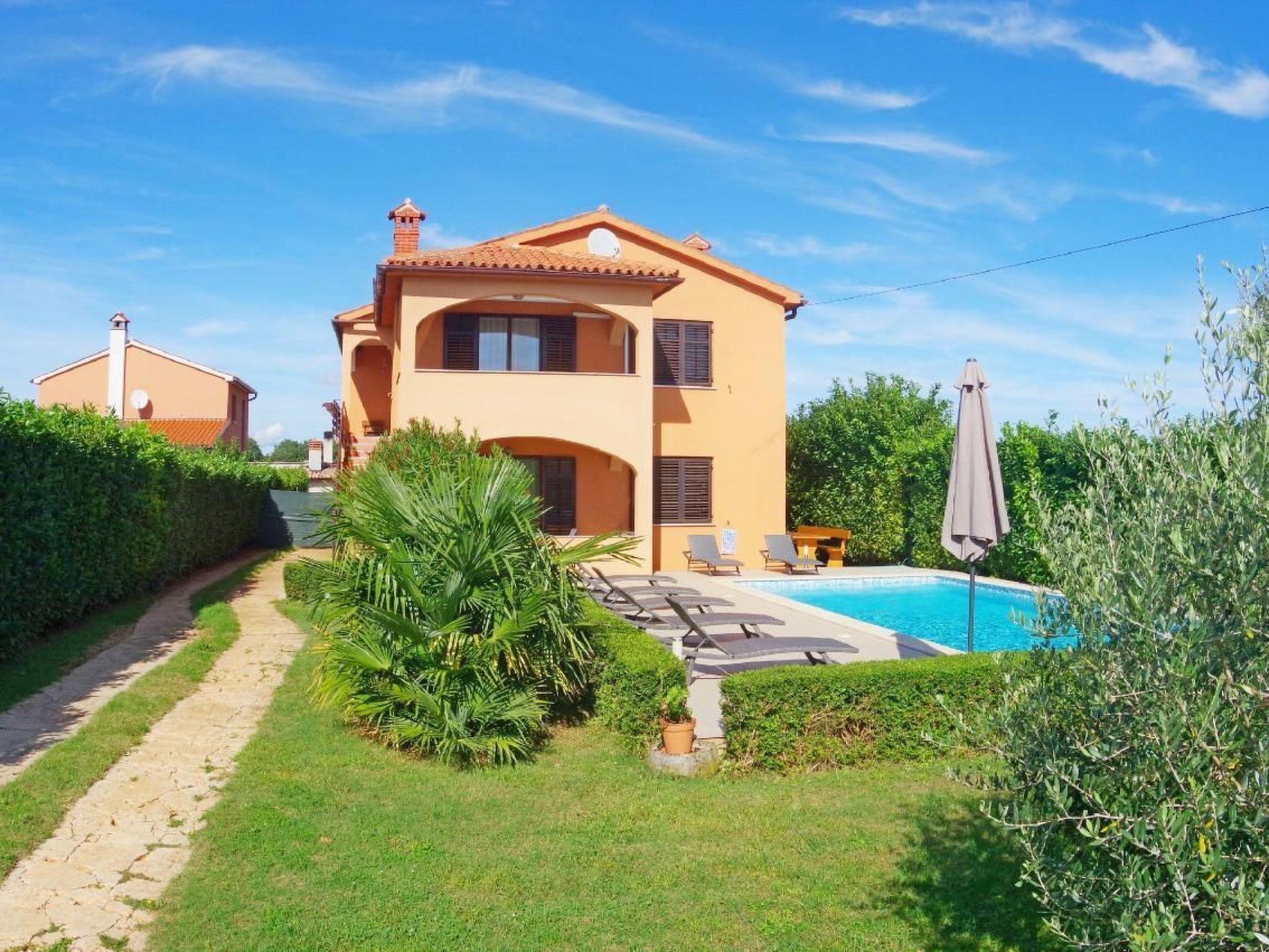 Photo of mit privatem Pool und Garten