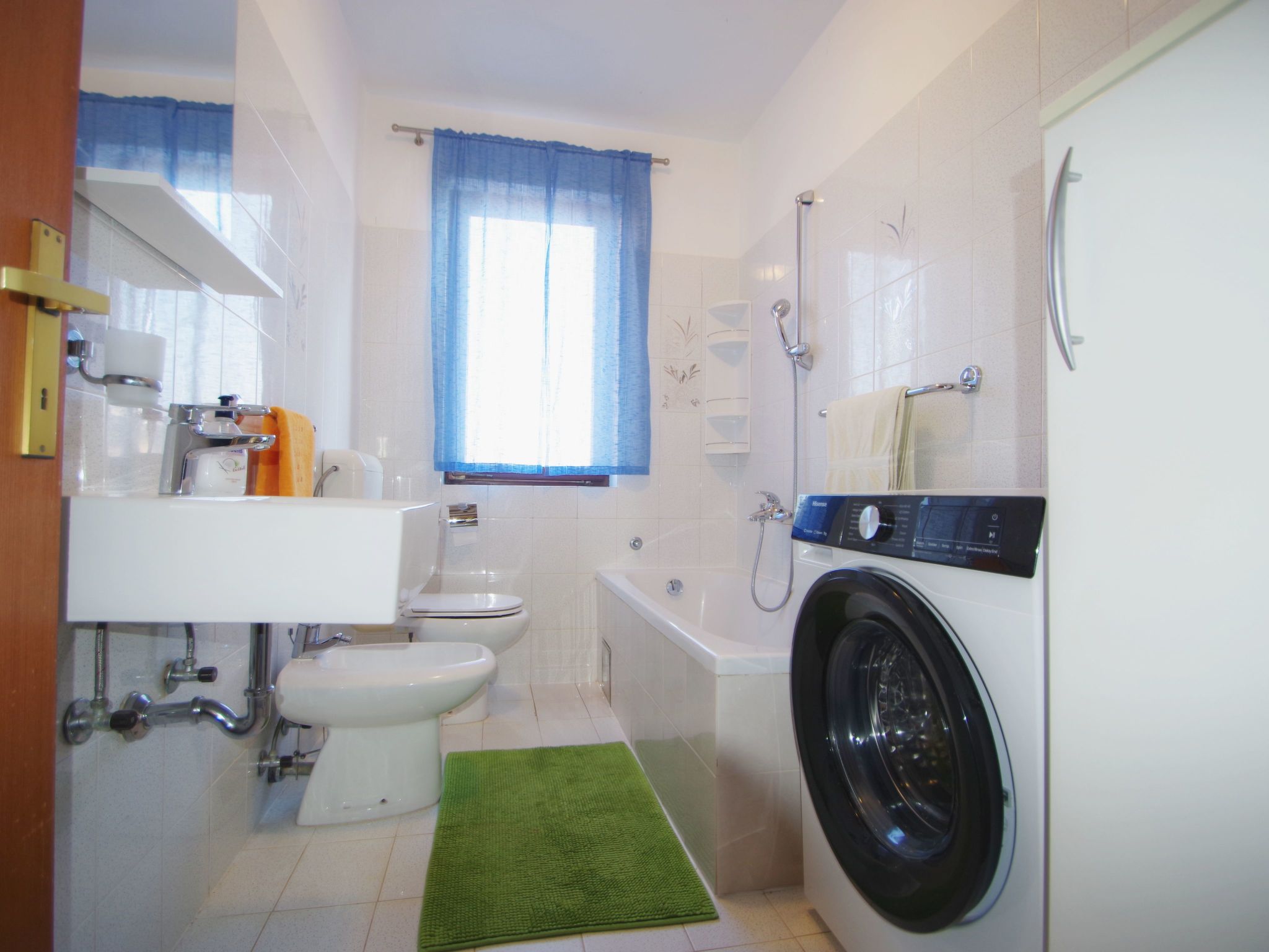 Photo of mit privatem Pool und Garten