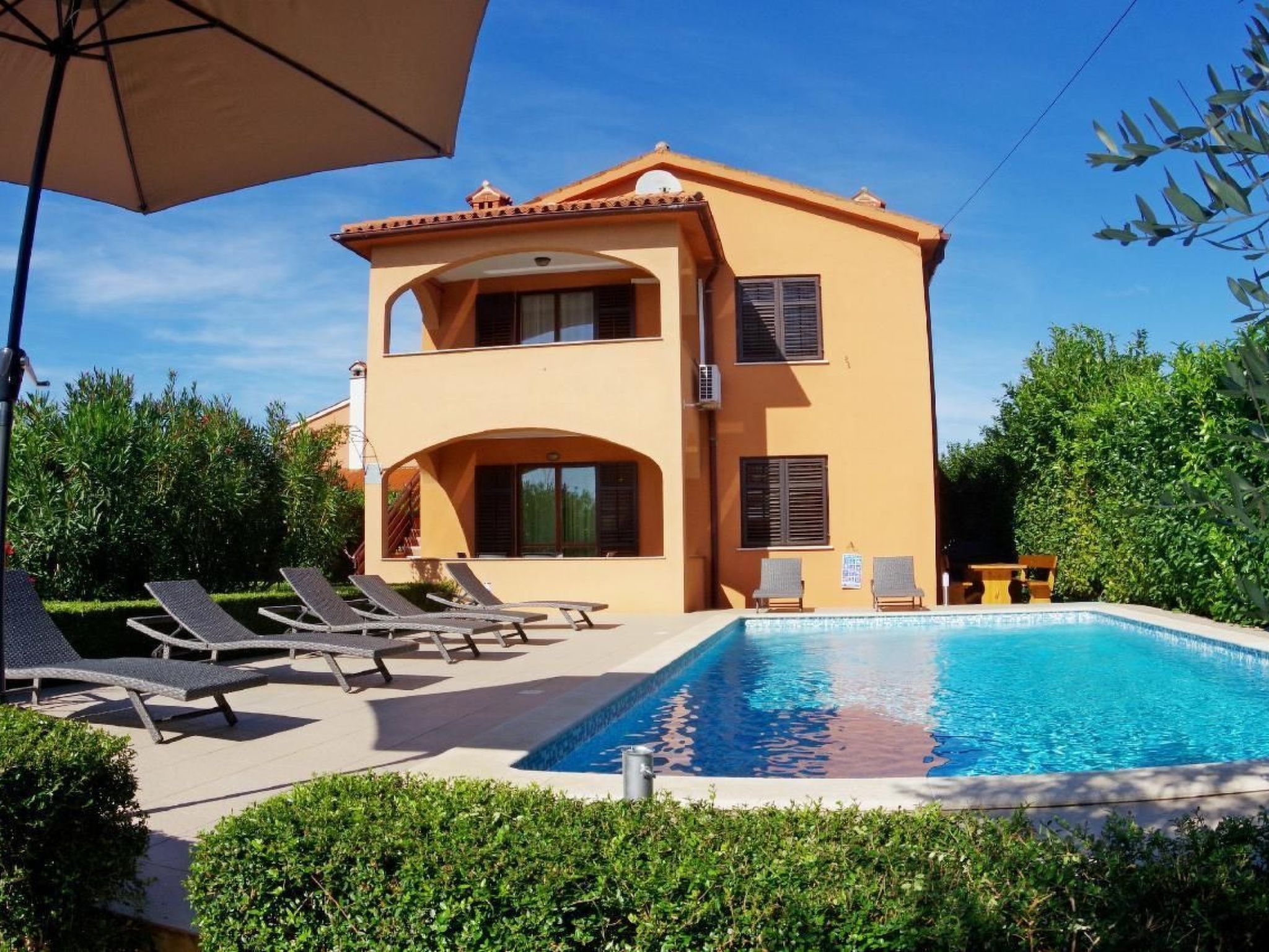 Photo of mit privatem Pool und Garten