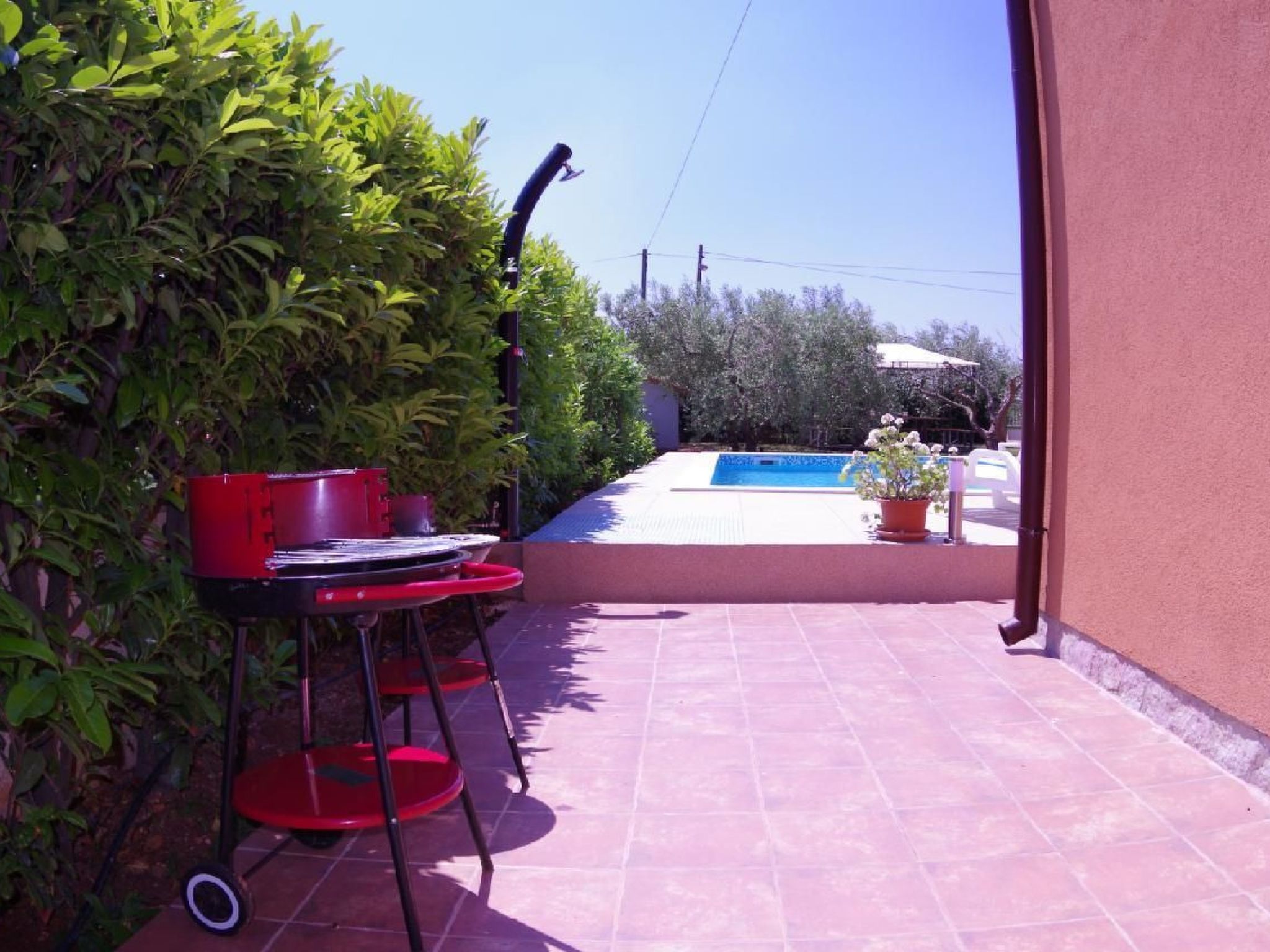 Photo of mit privatem Pool und Garten