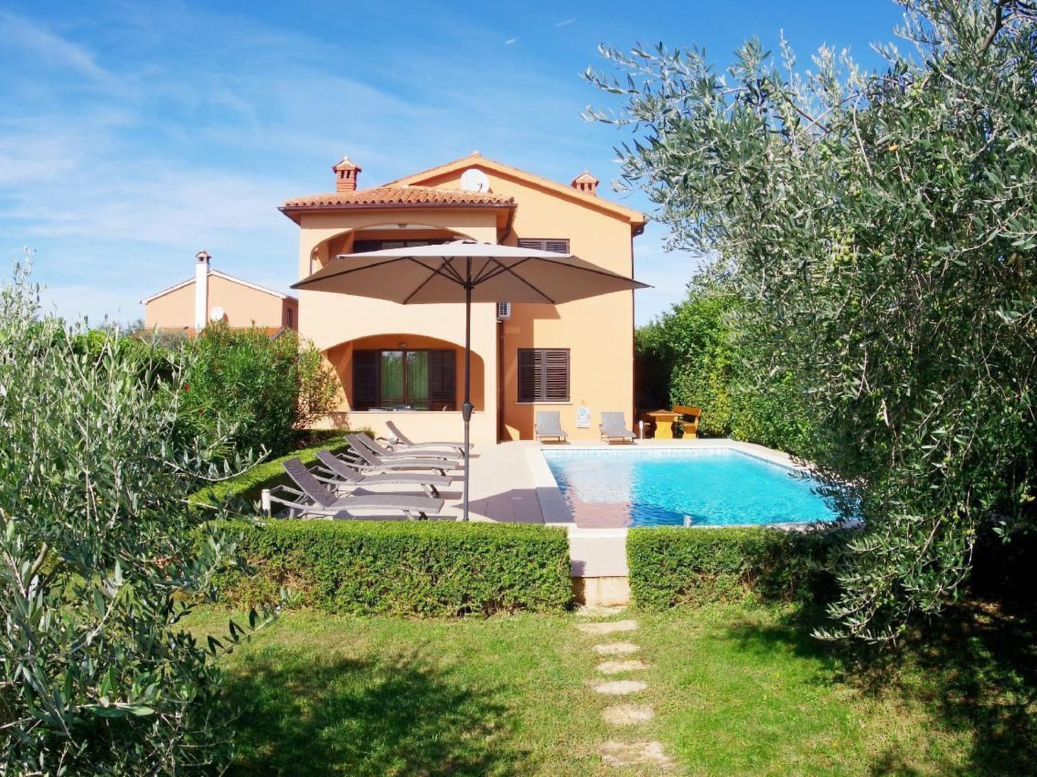 Photo of mit privatem Pool und Garten