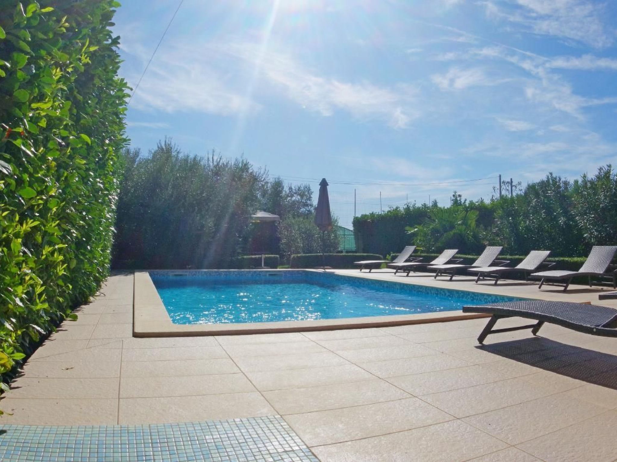 Photo of mit privatem Pool und Garten