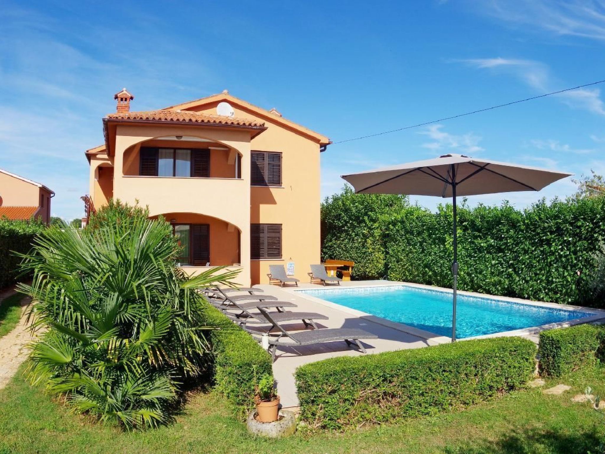 Photo of mit privatem Pool und Garten